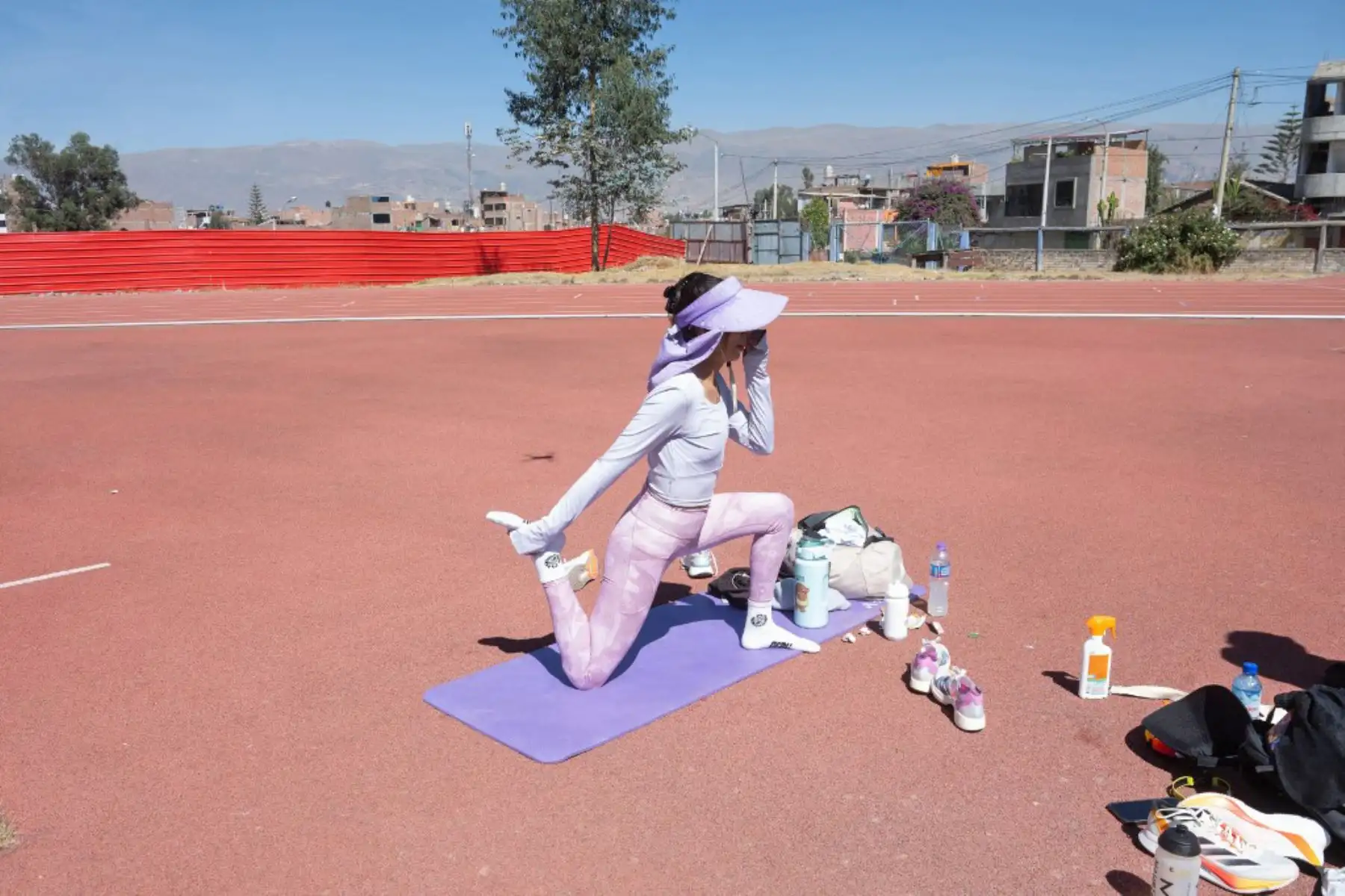 Kimberly García, entrena en el Coliseo Wanka en su ciudad natal de Huancayo, a 3.250 metros sobre el nivel del mar. La triple campeona mundial y medallista de oro panamericana en marcha, competirá en los Juegos Olímpicos de París 2024 para lograr su sueño de infancia de ganar una medalla. Foto: AFP
