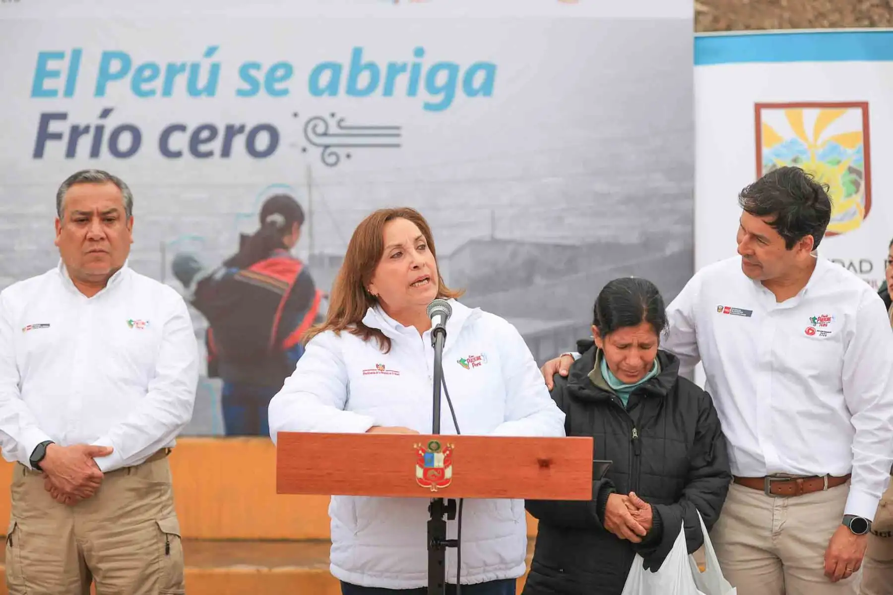 La presidenta de la república, Dina Boluarte Zegarra, acudió a Ciudad de Gosen, Villa María del Triunfo, una de las zonas más gélidas de la capital, conocida como ‘Ticlio Chico’, para lanzar la intervención articulada denominada El Perú se abriga – Frío cero, con la que se busca acercar los servicios de promoción, prevención y protección a la población más vulnerable a las bajas temperaturas. Foto: ANDINA/ Prensa Presidencia