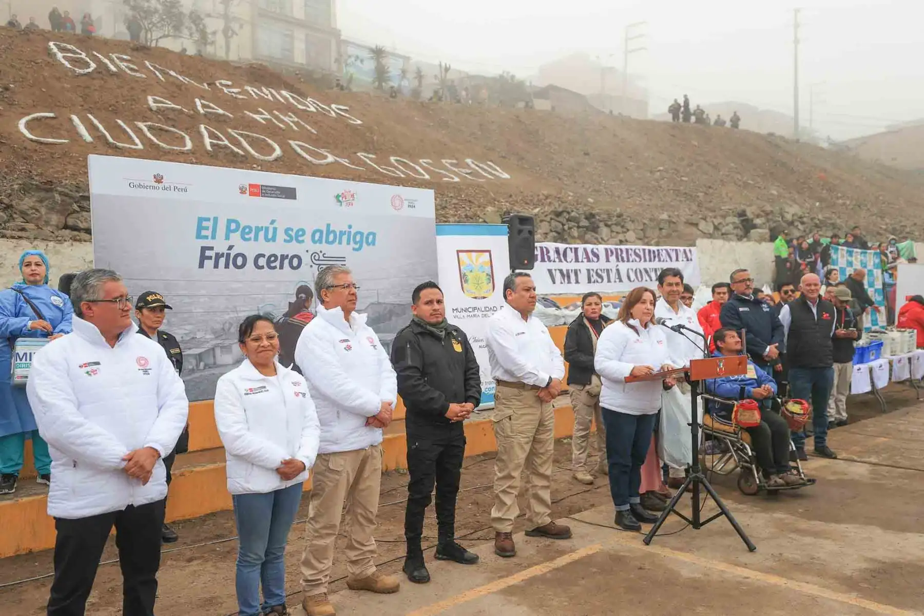 La presidenta de la república, Dina Boluarte Zegarra, acudió a Ciudad de Gosen, Villa María del Triunfo, una de las zonas más gélidas de la capital, conocida como ‘Ticlio Chico’, para lanzar la intervención articulada denominada El Perú se abriga – Frío cero, con la que se busca acercar los servicios de promoción, prevención y protección a la población más vulnerable a las bajas temperaturas. Foto: ANDINA/ Prensa Presidencia