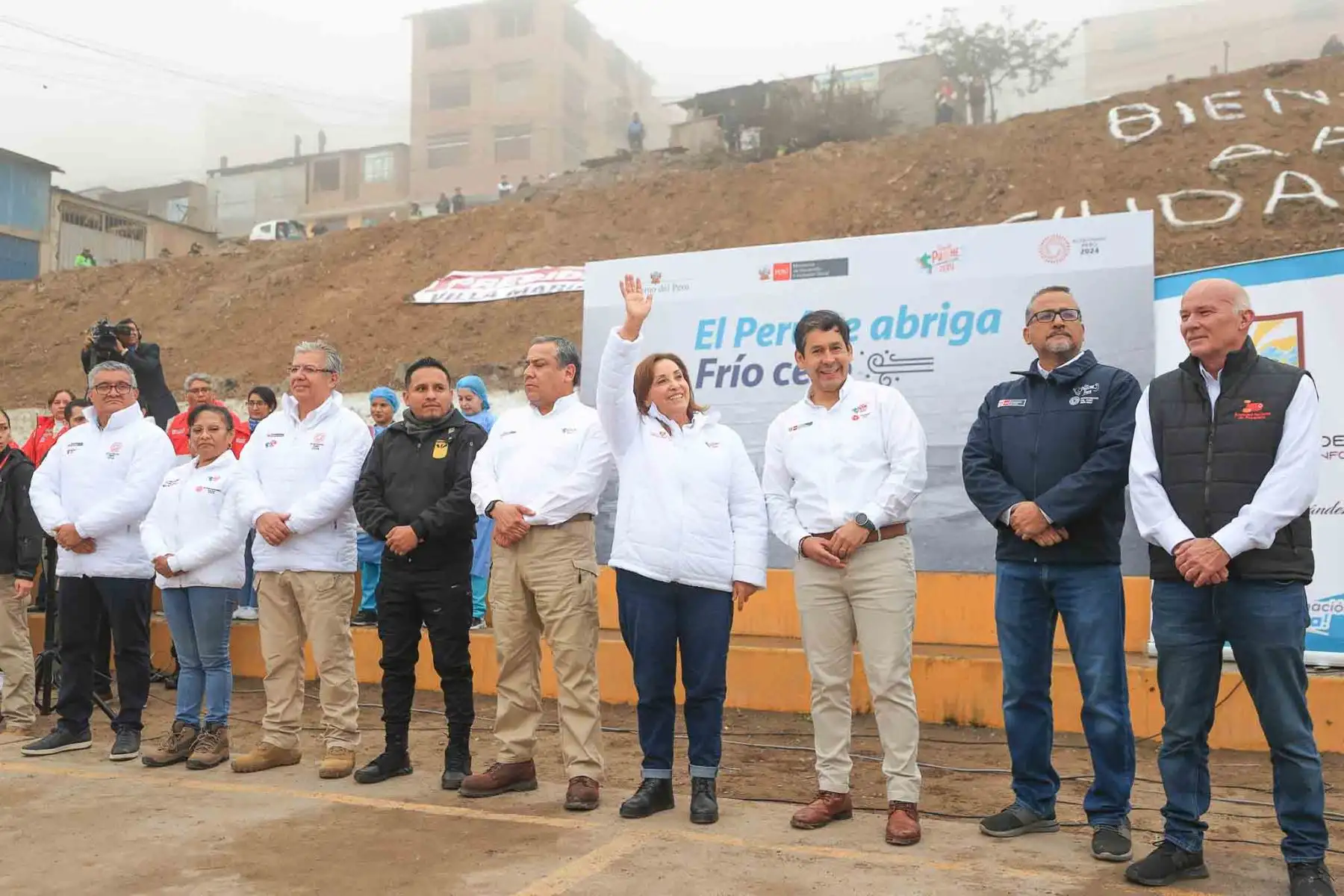 La presidenta de la república, Dina Boluarte Zegarra, acudió a Ciudad de Gosen, Villa María del Triunfo, una de las zonas más gélidas de la capital, conocida como ‘Ticlio Chico’, para lanzar la intervención articulada denominada El Perú se abriga – Frío cero, con la que se busca acercar los servicios de promoción, prevención y protección a la población más vulnerable a las bajas temperaturas. Foto: ANDINA/ Prensa Presidencia