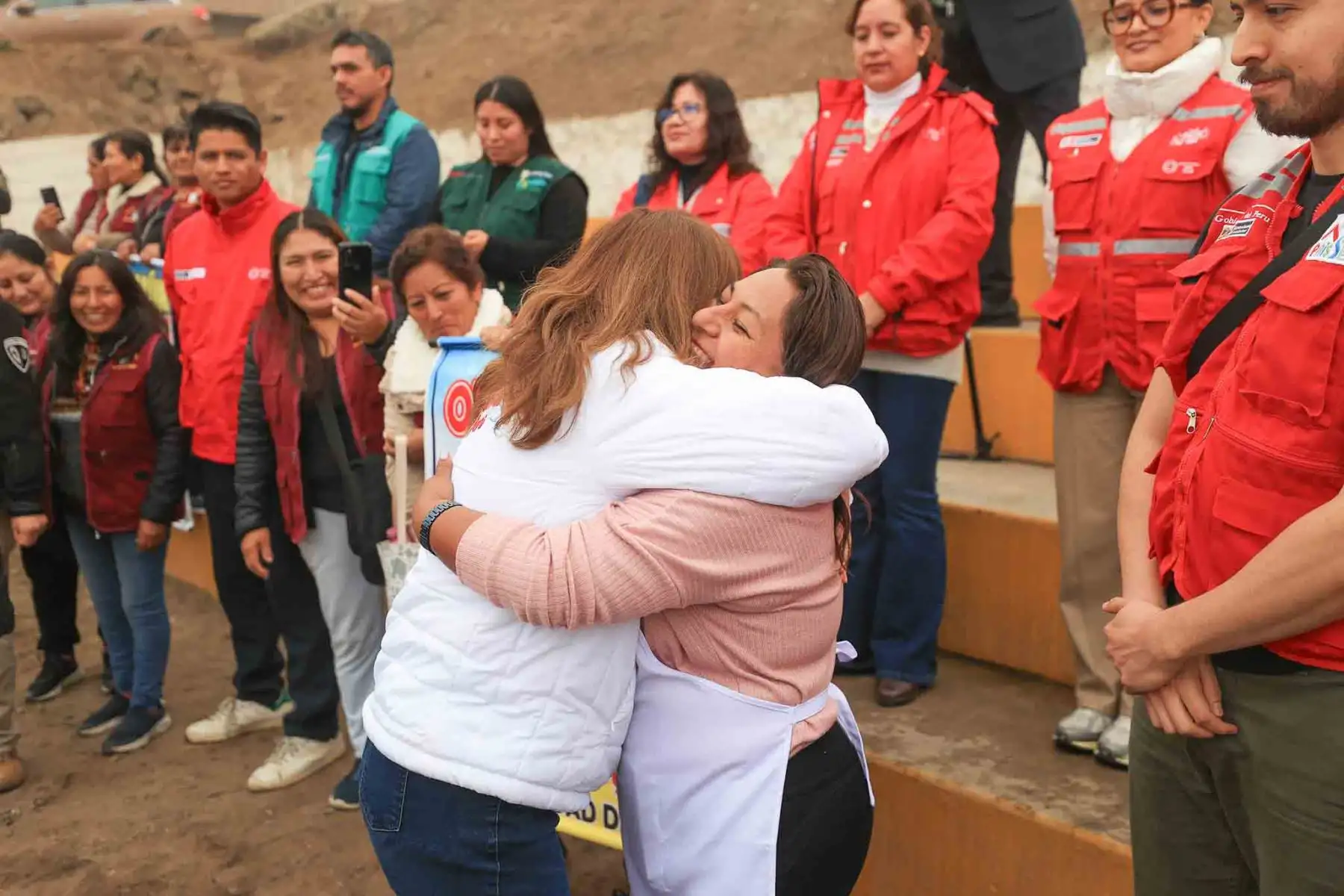 La presidenta de la república, Dina Boluarte Zegarra, acudió a Ciudad de Gosen, Villa María del Triunfo, una de las zonas más gélidas de la capital, conocida como ‘Ticlio Chico’, para lanzar la intervención articulada denominada El Perú se abriga – Frío cero, con la que se busca acercar los servicios de promoción, prevención y protección a la población más vulnerable a las bajas temperaturas. Foto: ANDINA/ Prensa Presidencia