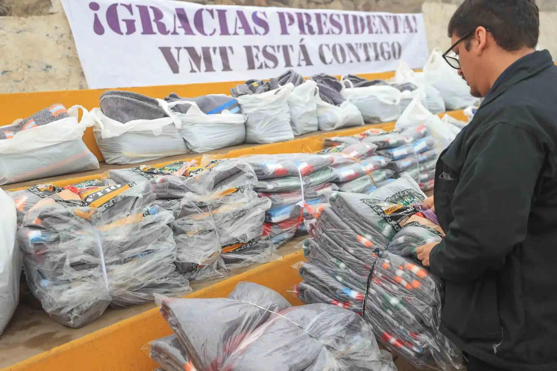 La presidenta de la república, Dina Boluarte Zegarra, acudió a Ciudad de Gosen, Villa María del Triunfo, una de las zonas más gélidas de la capital, conocida como ‘Ticlio Chico’, para lanzar la intervención articulada denominada El Perú se abriga – Frío cero, con la que se busca acercar los servicios de promoción, prevención y protección a la población más vulnerable a las bajas temperaturas. Foto: ANDINA/ Prensa Presidencia