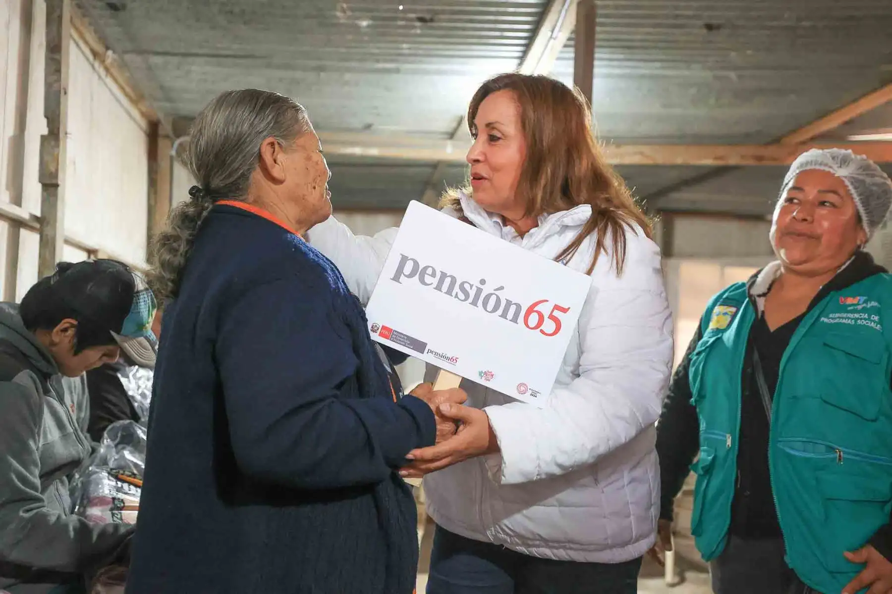 La presidenta de la república, Dina Boluarte Zegarra, acudió a Ciudad de Gosen, Villa María del Triunfo, una de las zonas más gélidas de la capital, conocida como ‘Ticlio Chico’, para lanzar la intervención articulada denominada El Perú se abriga – Frío cero, con la que se busca acercar los servicios de promoción, prevención y protección a la población más vulnerable a las bajas temperaturas. Foto: ANDINA/ Prensa Presidencia
