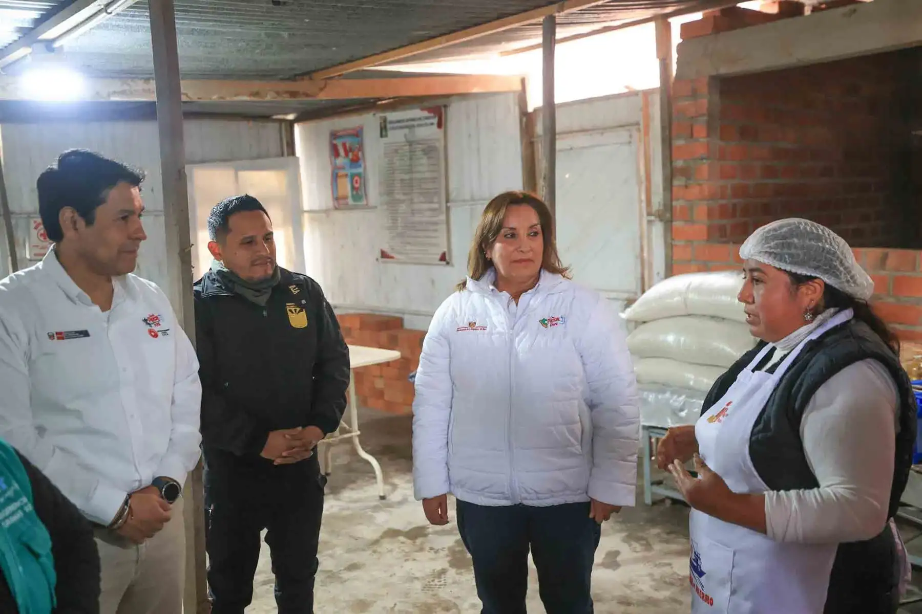 La presidenta de la república, Dina Boluarte Zegarra, acudió a Ciudad de Gosen, Villa María del Triunfo, una de las zonas más gélidas de la capital, conocida como ‘Ticlio Chico’, para lanzar la intervención articulada denominada El Perú se abriga – Frío cero, con la que se busca acercar los servicios de promoción, prevención y protección a la población más vulnerable a las bajas temperaturas. Foto: ANDINA/ Prensa Presidencia