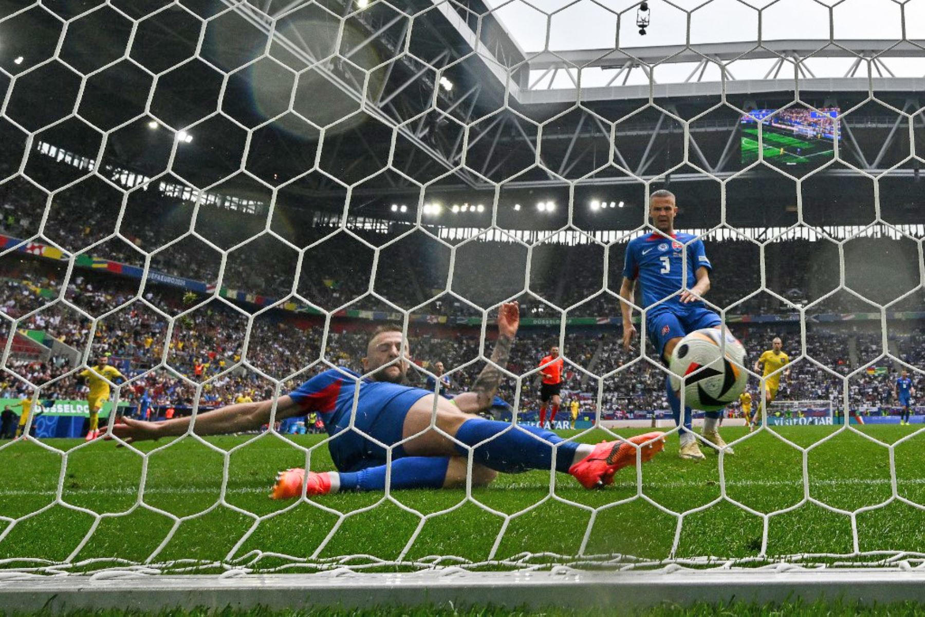 El delantero ucraniano Roman Yaremchuk anota el segundo gol de su equipo superando al portero eslovaco Martin Dubravka y al defensor eslovaco Milan Skriniar durante el partido de fútbol del Grupo E de la UEFA Euro 2024 entre Eslovaquia y Ucrania en el Duesseldorf Arena en Düsseldorf. Foto: AFP