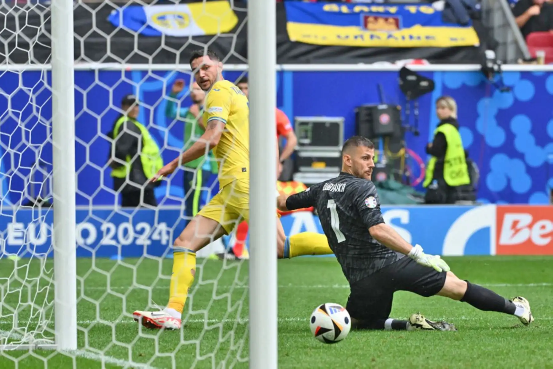 El delantero ucraniano Roman Yaremchuk anota el segundo gol de su equipo superando al portero eslovaco Martin Dubravka y al defensor eslovaco Milan Skriniar durante el partido de fútbol del Grupo E de la UEFA Euro 2024 entre Eslovaquia y Ucrania en el Duesseldorf Arena en Düsseldorf. Foto: AFP