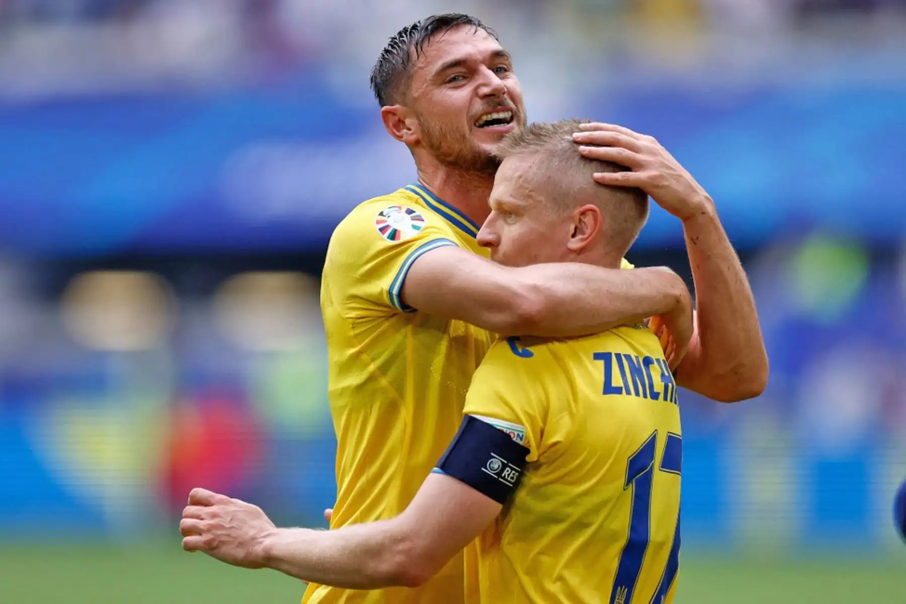 El delantero ucraniano Roman Yaremchuk y el defensor ucraniano Oleksandr Zinchenko celebran después del partido de fútbol del Grupo E de la UEFA Euro 2024 entre Eslovaquia y Ucrania en el Duesseldorf Arena de Düsseldorf. Foto: AFP