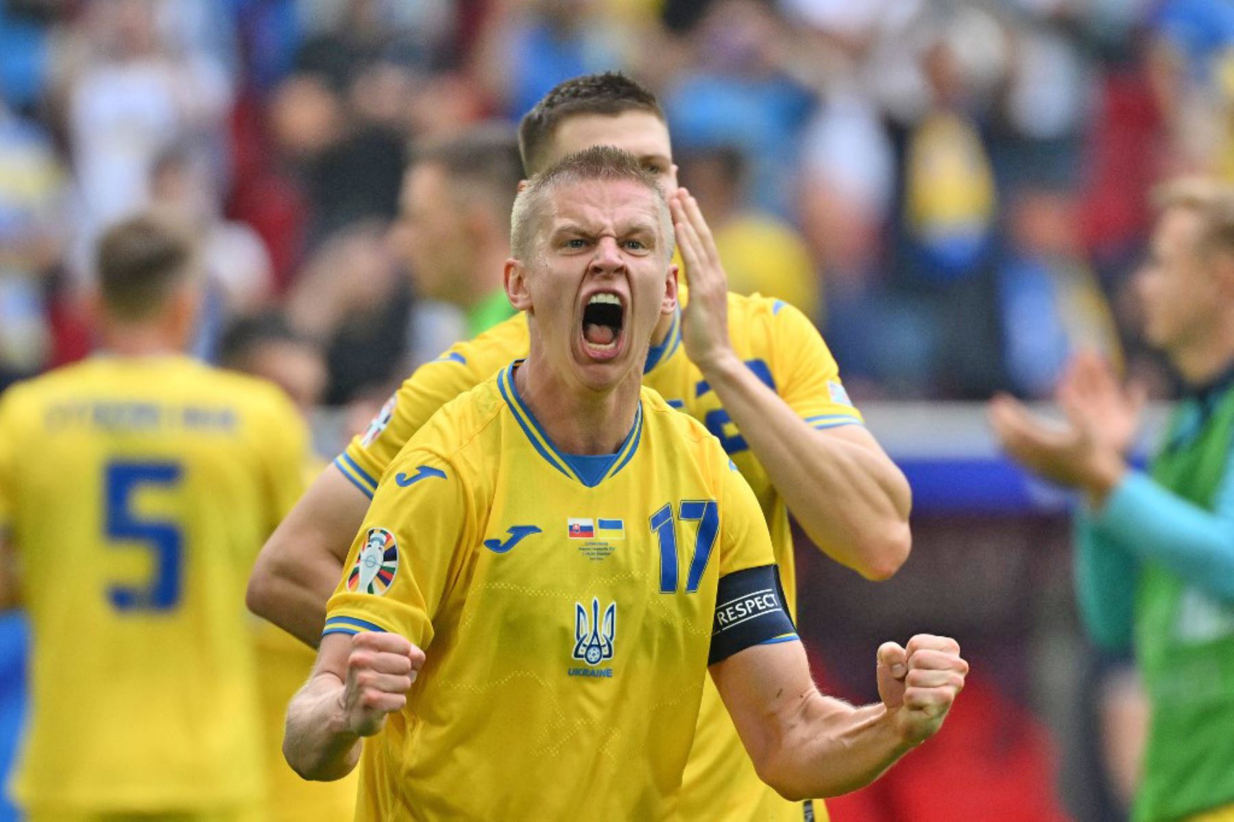 El defensor ucraniano Oleksandr Zinchenko celebra después del partido de fútbol del Grupo E de la UEFA Euro 2024 entre Eslovaquia y Ucrania en el Duesseldorf Arena de Düsseldorf. Foto: AFP