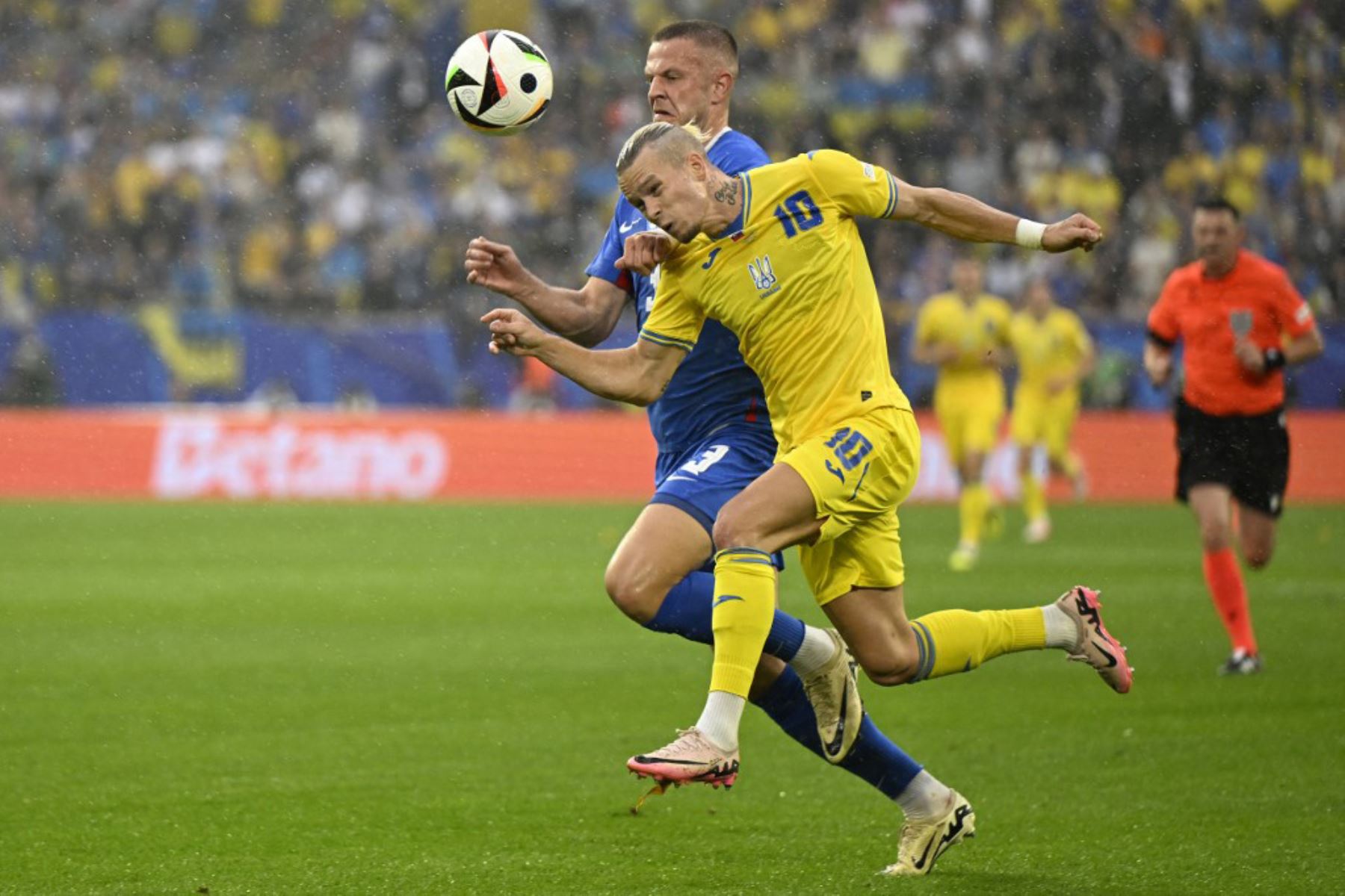 El delantero ucraniano Mykhailo Mudryk y el defensor eslovaco Denis Vavro luchan por el balón durante el partido de fútbol del Grupo E de la UEFA Euro 2024 entre Eslovaquia y Ucrania en el Duesseldorf Arena de Düsseldorf. Foto: AFP