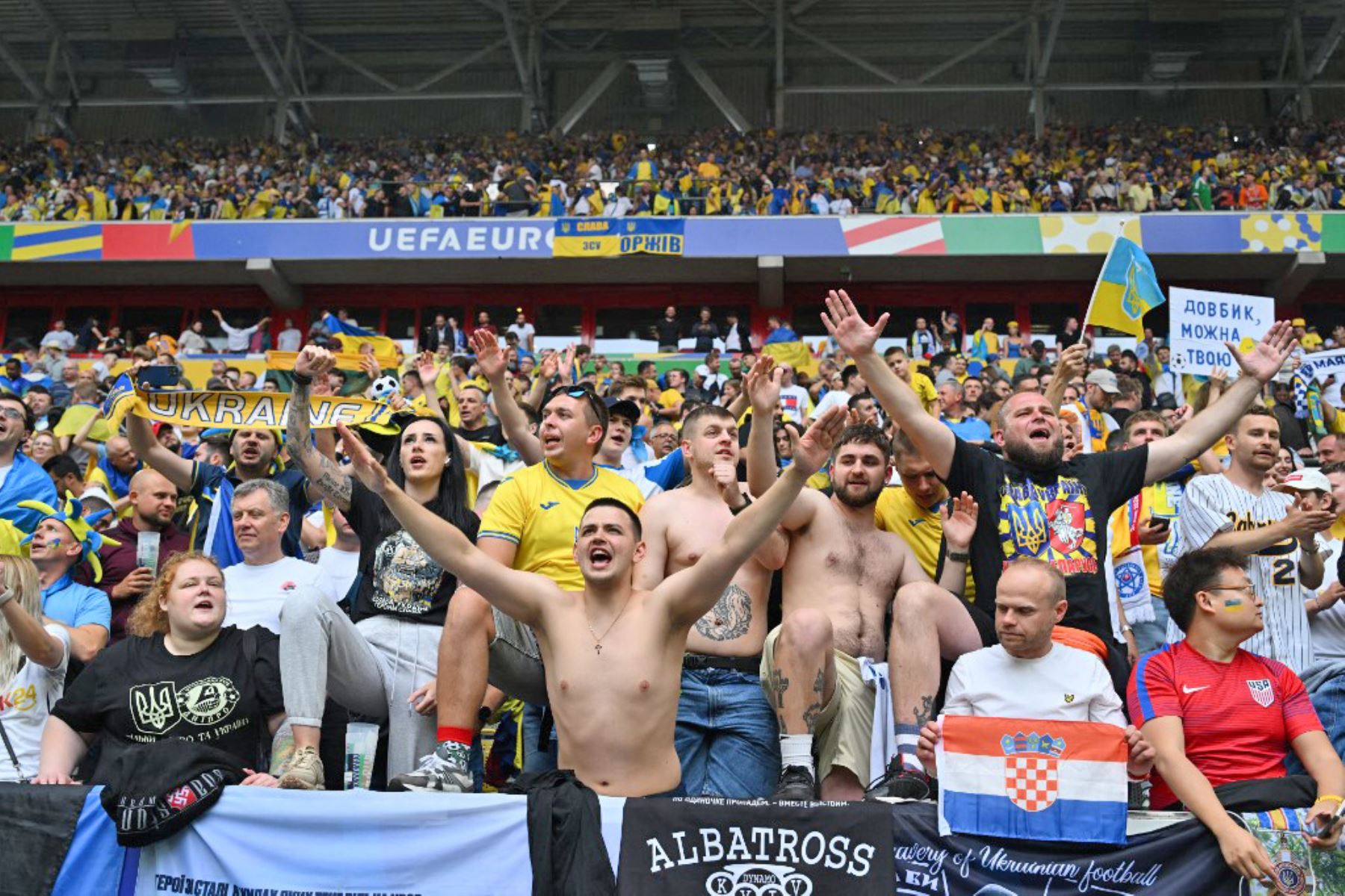 Los aficionados ucranianos celebran después del partido de fútbol del Grupo E de la UEFA Euro 2024 entre Eslovaquia y Ucrania en el Duesseldorf Arena de Düsseldorf. Foto: AFP