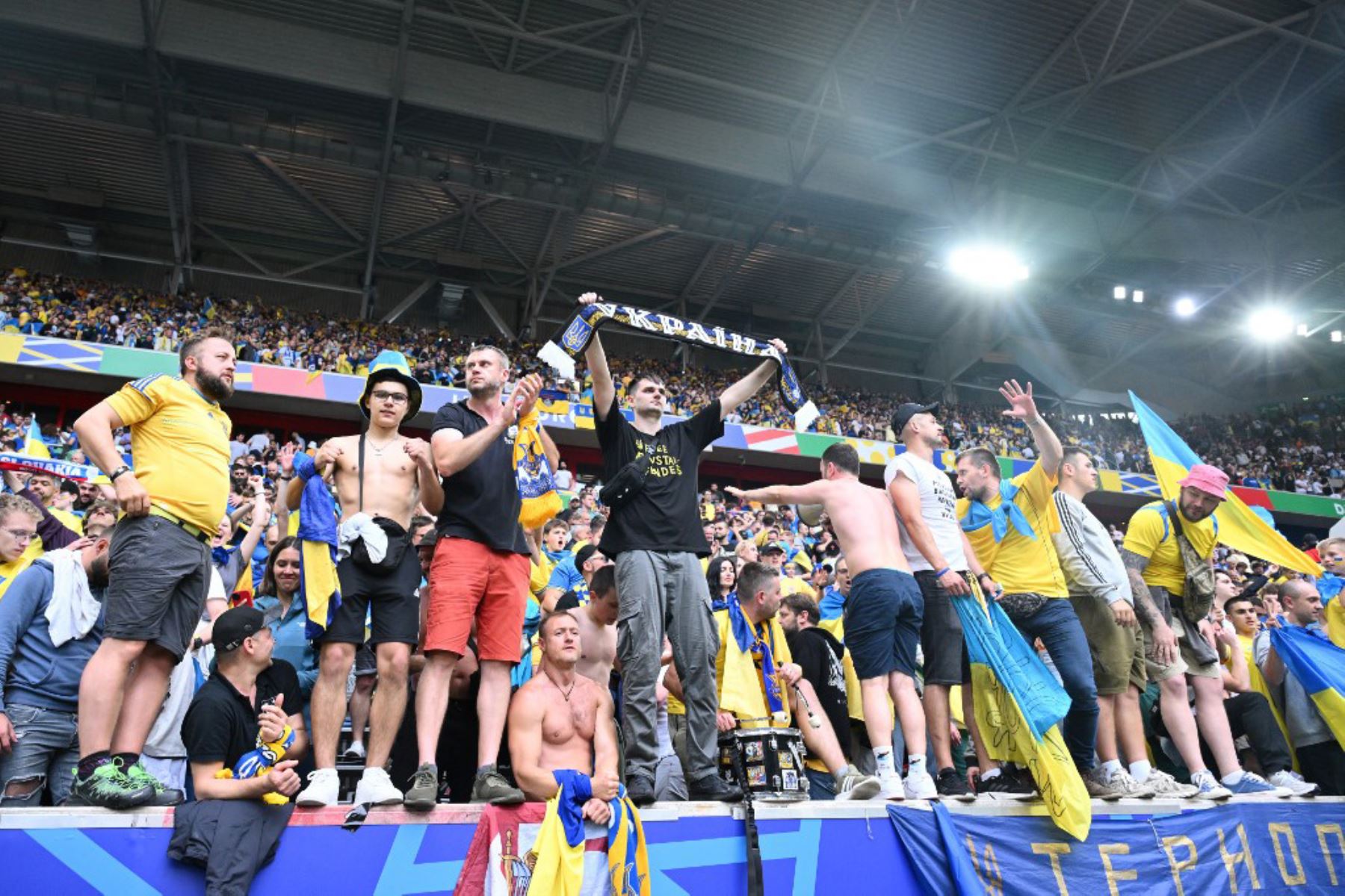 Los aficionados ucranianos celebran después del partido de fútbol del Grupo E de la UEFA Euro 2024 entre Eslovaquia y Ucrania en el Duesseldorf Arena de Düsseldorf. Foto: AFP