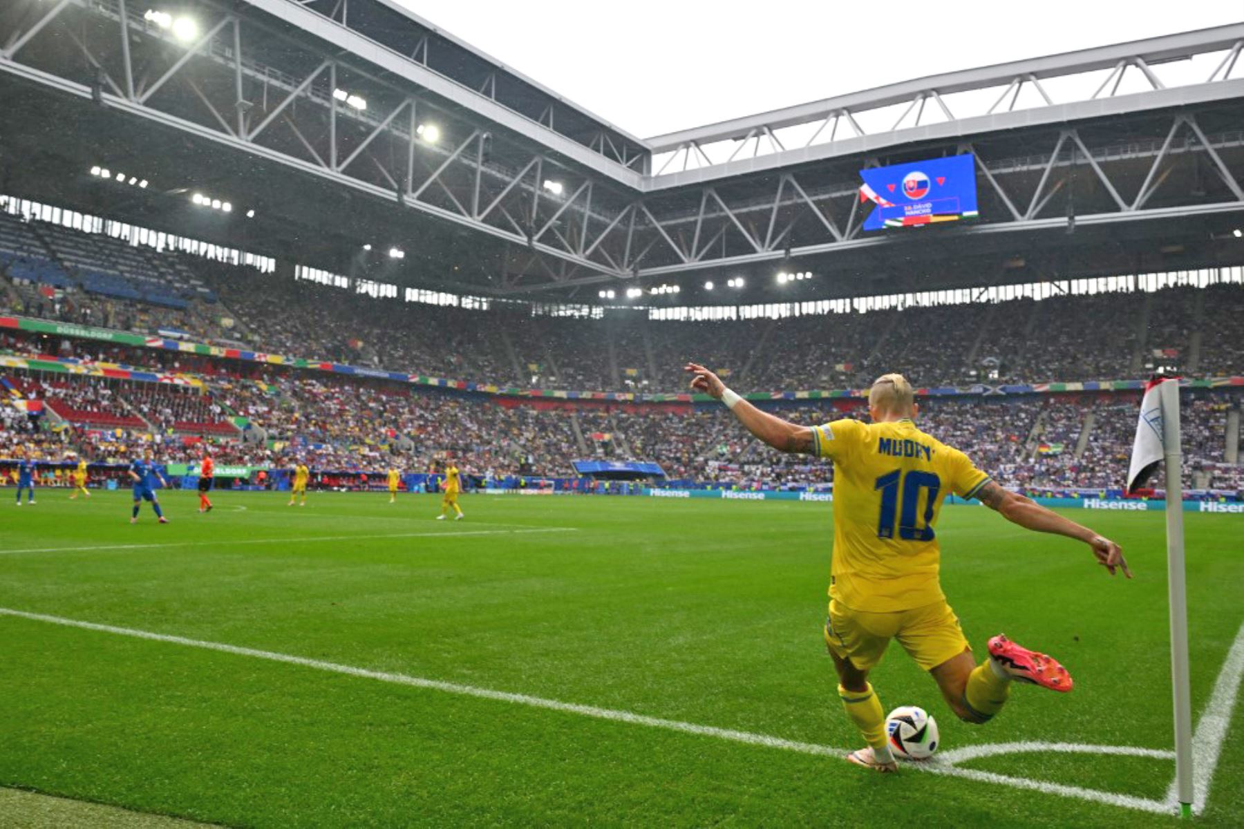 El delantero ucraniano Mykhailo Mudryk toma un córner durante el partido de fútbol del Grupo E de la UEFA Euro 2024 entre Eslovaquia y Ucrania en el Duesseldorf Arena de Düsseldorf. Foto: AFP