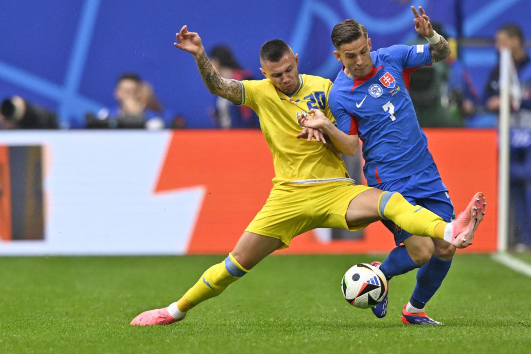 El centrocampista ucraniano Oleksandr Zubkov y el delantero eslovaco Tomas Suslov luchan por el balón durante el partido de fútbol del Grupo E de la UEFA Euro 2024 entre Eslovaquia y Ucrania en el Duesseldorf Arena de Düsseldorf. Foto: AFP