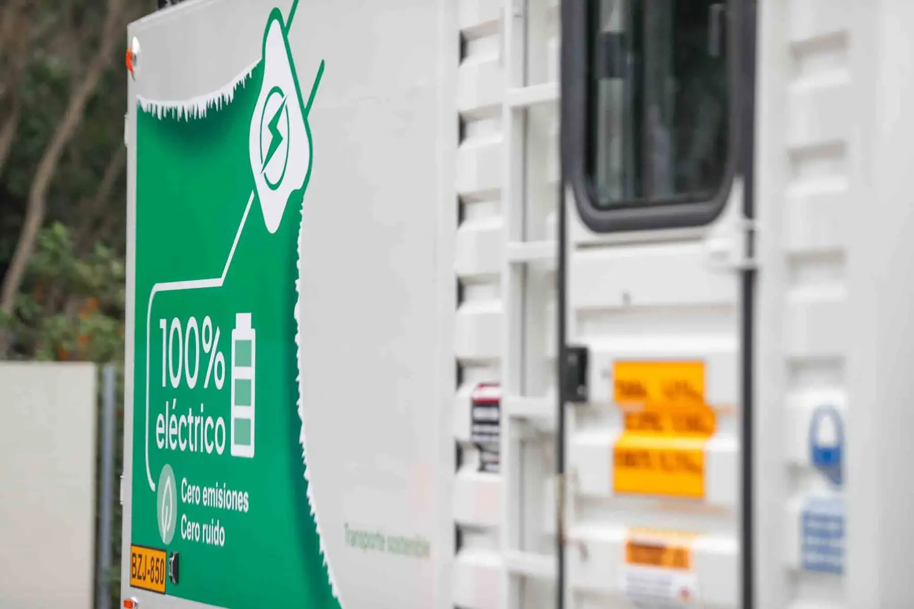 Desde el distrito de San Isidro, la empresa Luz del Sur presentó sus nuevos camiones y flota de vehículos 100% eléctricos, como parte de su política de trabajar con energías limpias. Foto: ANDINA/Daniel Bracamonte