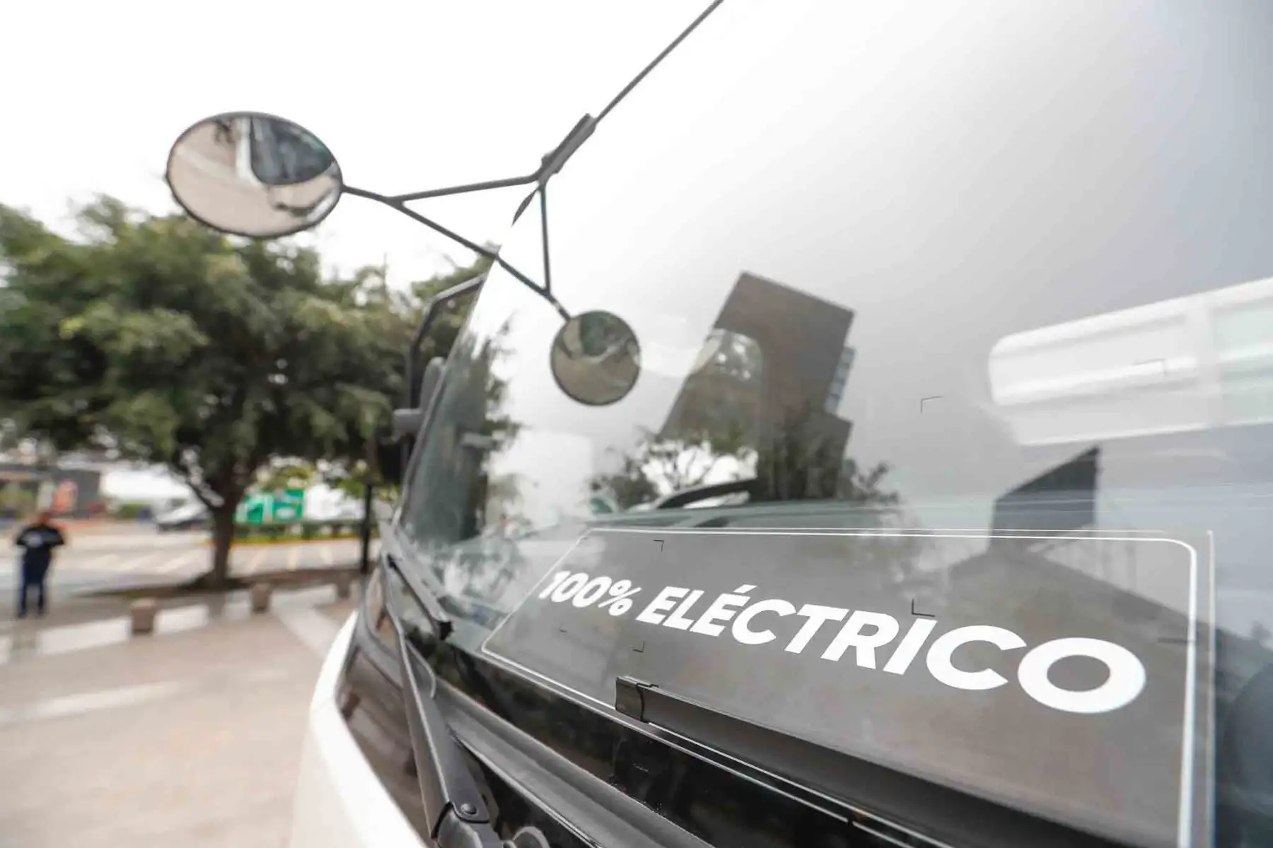 Desde el distrito de San Isidro, la empresa Luz del Sur presentó sus nuevos camiones y flota de vehículos 100% eléctricos, como parte de su política de trabajar con energías limpias. Foto: ANDINA/Daniel Bracamonte