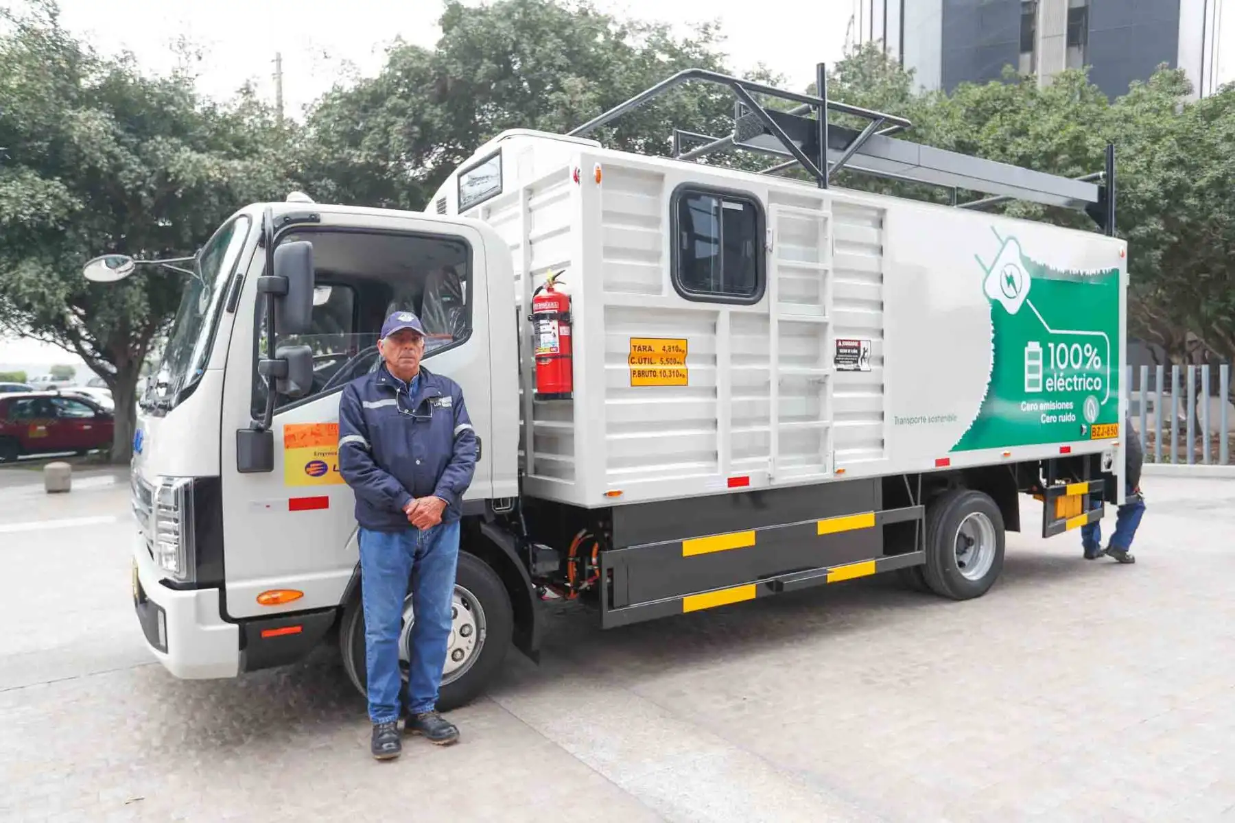 Desde el distrito de San Isidro, la empresa Luz del Sur presentó sus nuevos camiones y flota de vehículos 100% eléctricos, como parte de su política de trabajar con energías limpias. Foto: ANDINA/Daniel Bracamonte