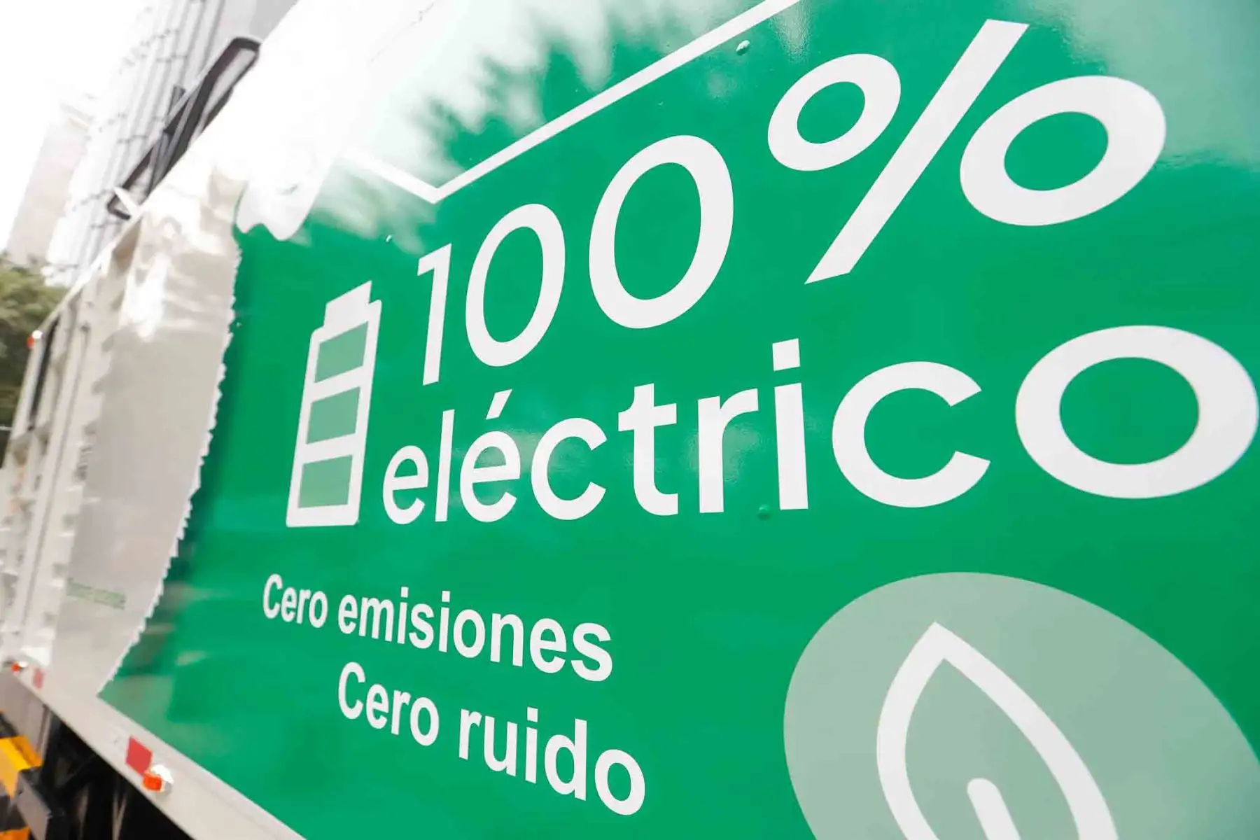 Desde el distrito de San Isidro, la empresa Luz del Sur presentó sus nuevos camiones y flota de vehículos 100% eléctricos, como parte de su política de trabajar con energías limpias. Foto: ANDINA/Daniel Bracamonte