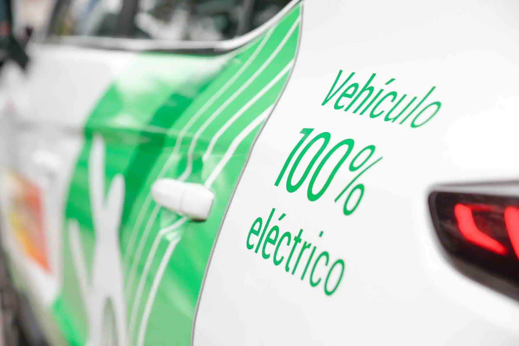 Desde el distrito de San Isidro, la empresa Luz del Sur presentó sus nuevos camiones y flota de vehículos 100% eléctricos, como parte de su política de trabajar con energías limpias. Foto: ANDINA/Daniel Bracamonte