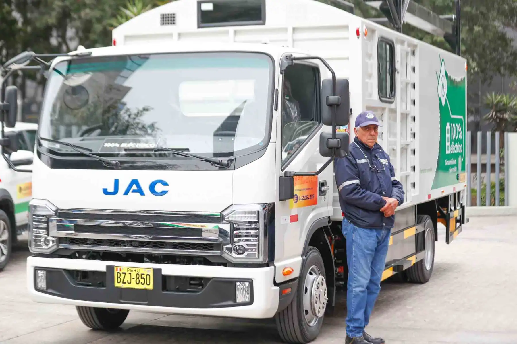 Desde el distrito de San Isidro, la empresa Luz del Sur presentó sus nuevos camiones y flota de vehículos 100% eléctricos, como parte de su política de trabajar con energías limpias. Foto: ANDINA/Daniel Bracamonte