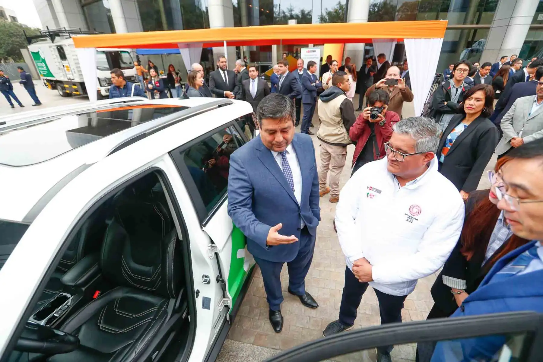 El ministro del Ambiente, Juan Carlos Castro Vargas, participó en la presentación de los nuevos camiones y flota de vehículos 100% eléctricos de la empresa Luz del Sur en San Isidro. Foto: ANDINA/Daniel Bracamonte
