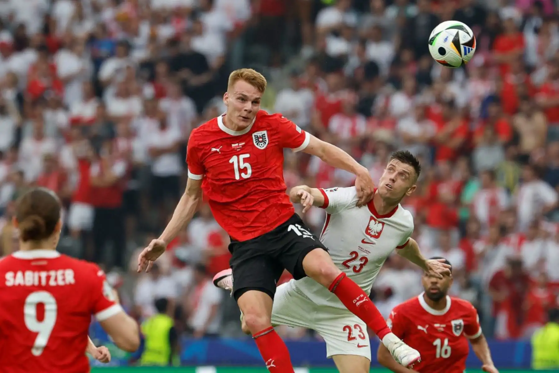 El defensa austriaco Philipp Lienhart lucha por el cabezazo con el delantero polaco Krzysztof Piatek durante el partido de fútbol del Grupo D de la UEFA Euro 2024 entre Polonia y Austria en el Olympiastadion de Berlín. Foto: AFP