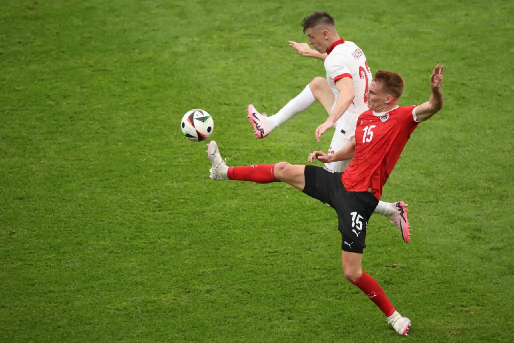 El defensor austriaco Philipp Lienhart lucha por el balón con el delantero polaco Krzysztof Piatek durante el partido de fútbol del Grupo D de la UEFA Euro 2024 entre Polonia y Austria en el Olympiastadion de Berlín. Foto: AFP