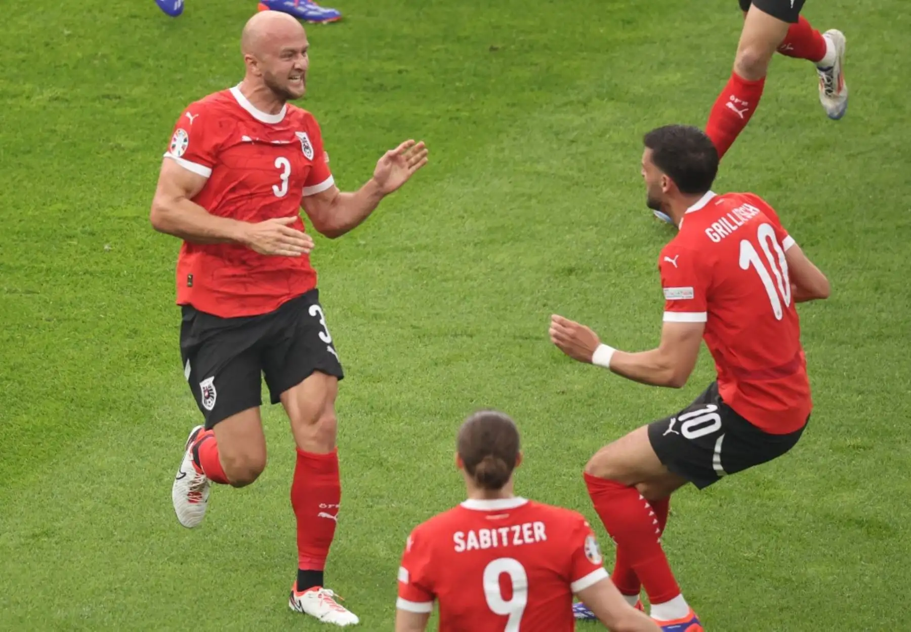 El defensor de Austria Gernot Trauner celebra con el mediocampista de Austria #09 Marcel Sabitzer y el mediocampista de Austria Florian Grillitsch después de marcar el primer gol de su equipo durante el partido de fútbol del Grupo D de la UEFA Euro 2024 entre Polonia y Austria en el Olympiastadion de Berlín. Foto: AFP