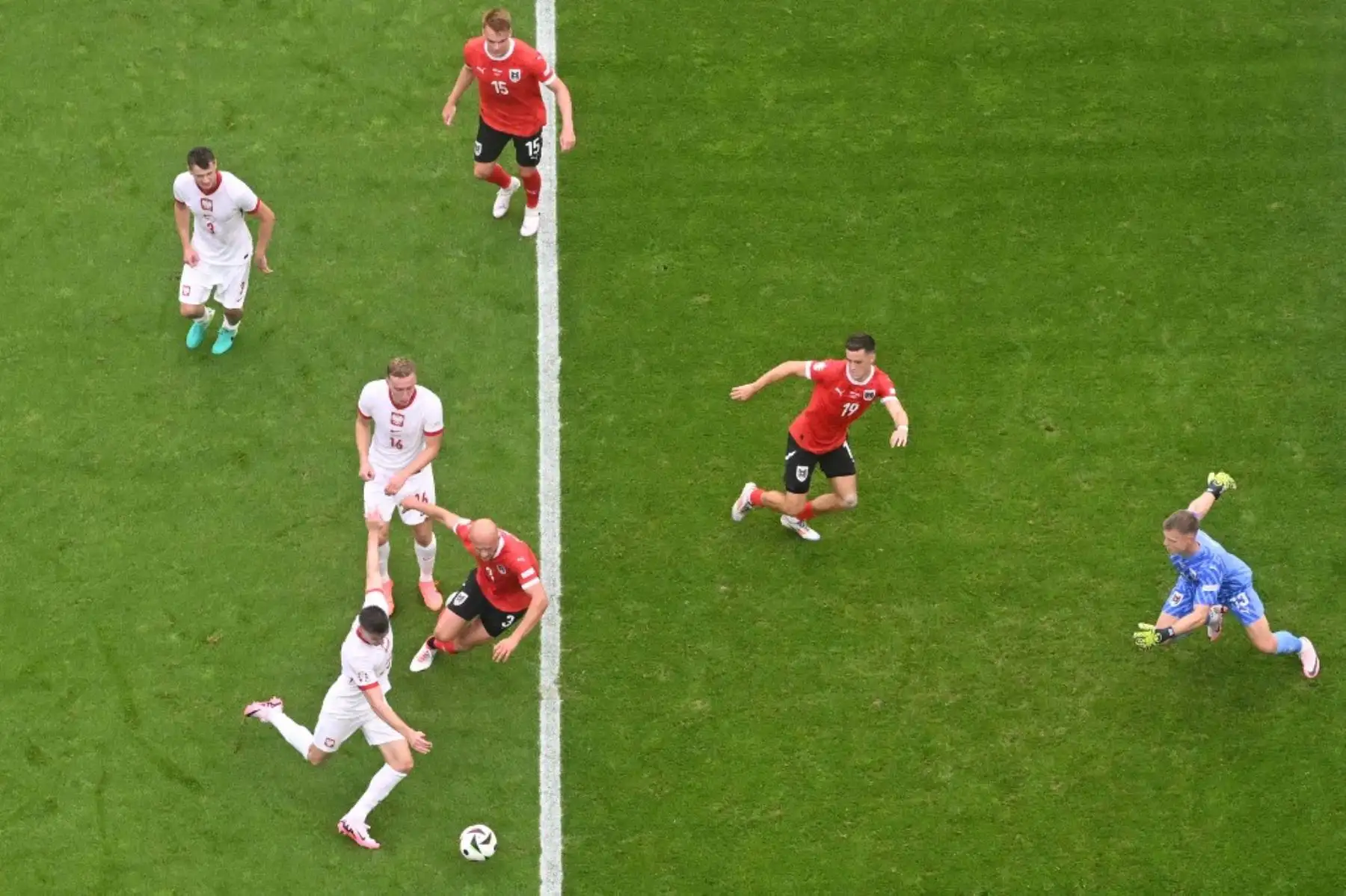 El delantero polaco Krzysztof Piatek dispara para marcar el primer gol de su equipo superando al portero austriaco Patrick Pentz durante el partido de fútbol del Grupo D de la UEFA Euro 2024 entre Polonia y Austria en el Olympiastadion de Berlín. Foto: AFP
