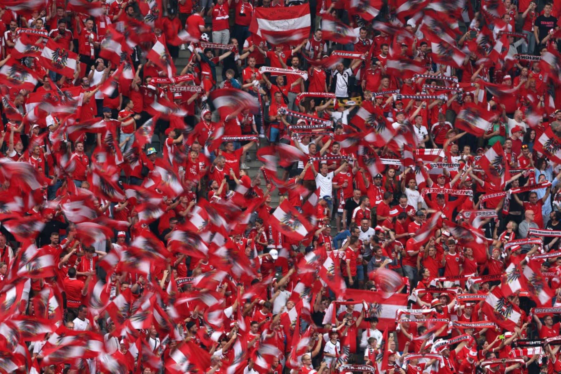 Los partidarios de Austria ondean banderas antes del partido de fútbol del Grupo D de la UEFA Euro 2024 entre Polonia y Austria en el Olympiastadion de Berlín. Foto: AFP