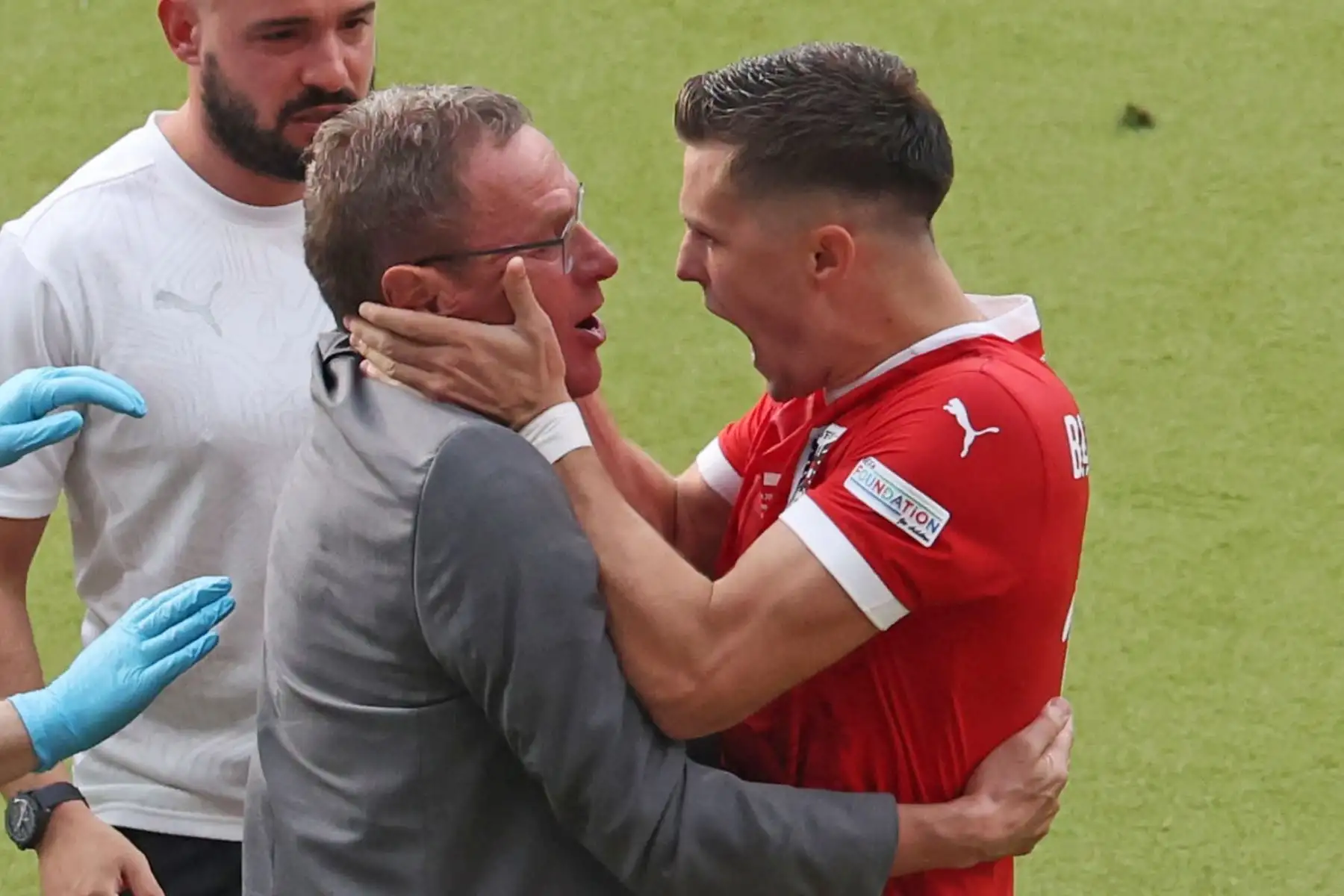 Christoph Baumgartner de Austria celebra con el entrenador alemán Ralf Rangnick de Austria después de anotar la ventaja de 2-1 durante el partido de fútbol del grupo D de la UEFA EURO 2024 entre Polonia y Austria, en Berlín, Alemania. Foto: EFE