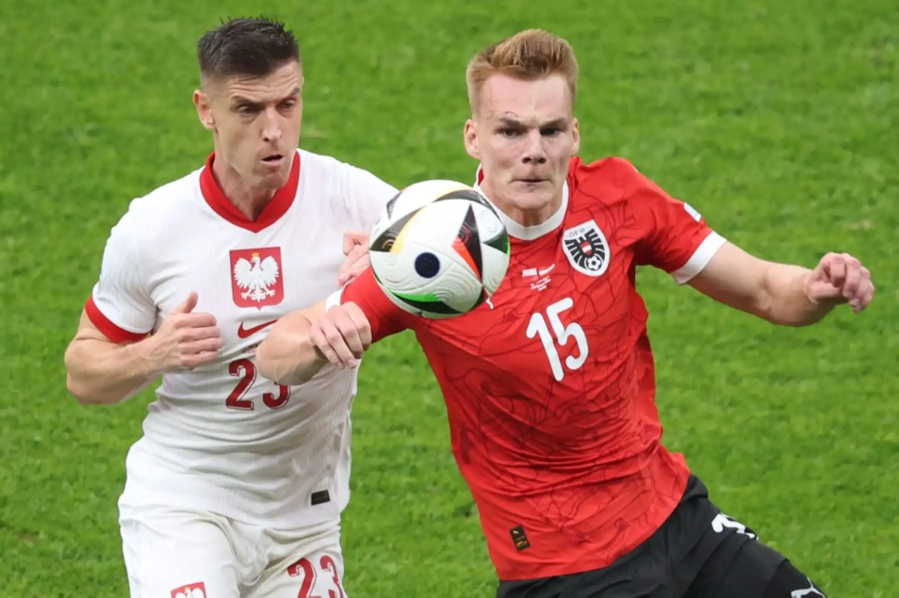 El delantero polaco Krzysztof Piatek lucha por el balón con el defensor austriaco Philipp Lienhart durante el partido del Grupo D de la UEFA Euro 2024 entre Polonia y Austria en el Estadio Olímpico de Berlín el  21 de junio de 2024. Foto: AFP