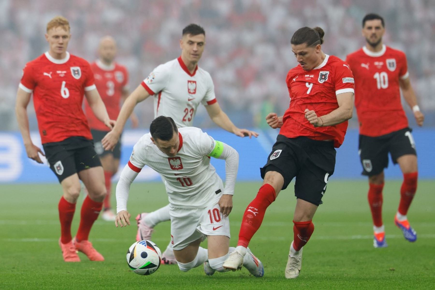 El centrocampista austriaco Marcel Sabitzer lucha por el balón con el polaco Piotr Zielinski durante el partido  del Grupo D de la UEFA Euro 2024 entre Polonia y Austria en el Estadio Olímpico de Berlín el 21 de junio de 2024. Foto: AFP