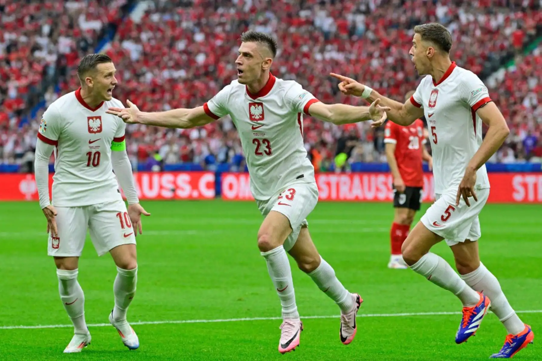 El delantero polaco Krzysztof Piatek celebra con Piotr Zielinski y el defensa Jan Bednarek después de marcar el primer gol de su equipo durante el partido de fútbol del Grupo D de la UEFA Euro 2024 entre Polonia y Austria en el Estadio Olímpico de Berlín el 21 de junio de  2024. Foto: AFP