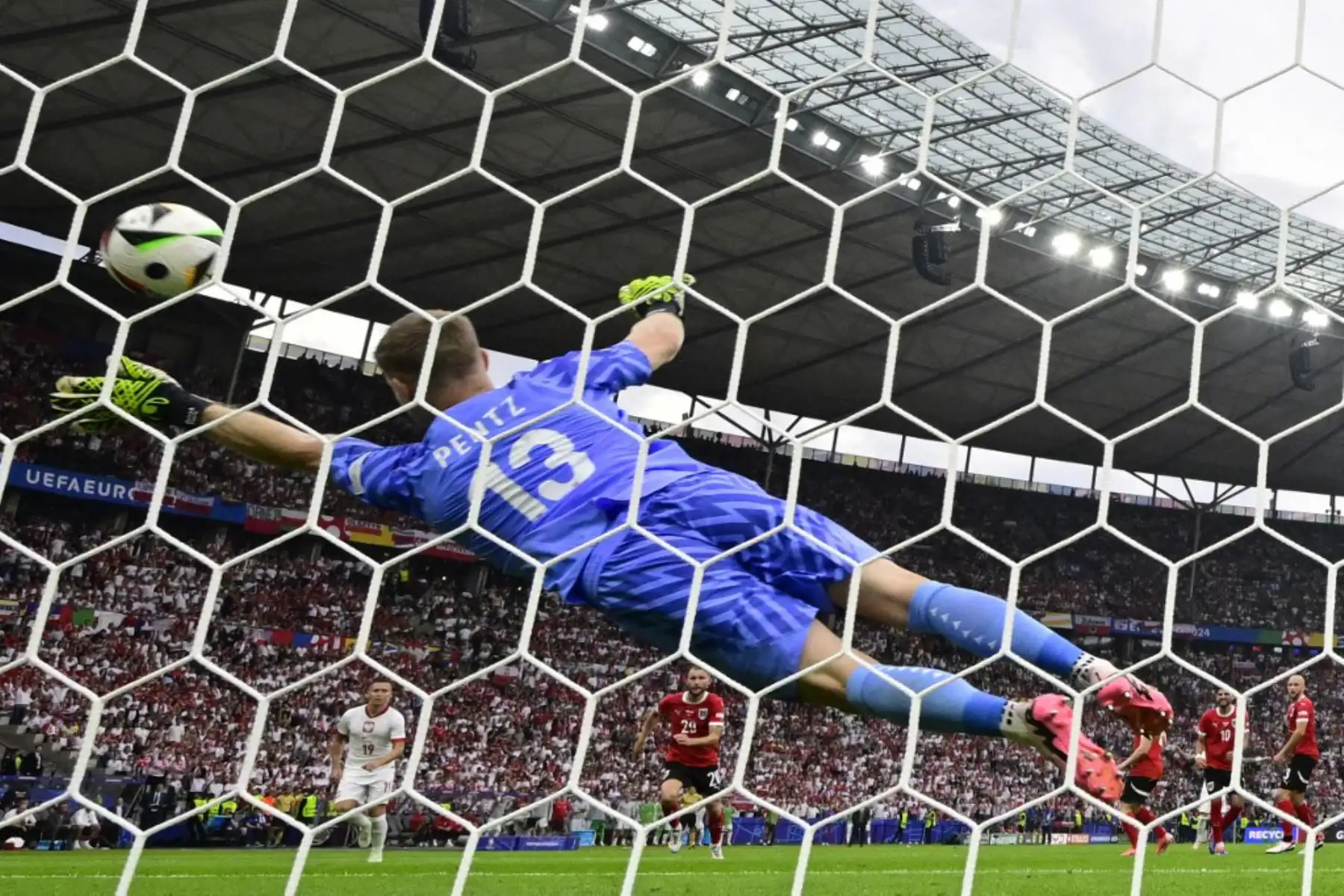 El portero austriaco Patrick Pentz se lanza para salvar su arco durante el partido de fútbol del Grupo D de la UEFA Euro 2024 entre Polonia y Austria en el Estadio Olímpico de Berlín el 21 de junio de 2024. Foto: AFP