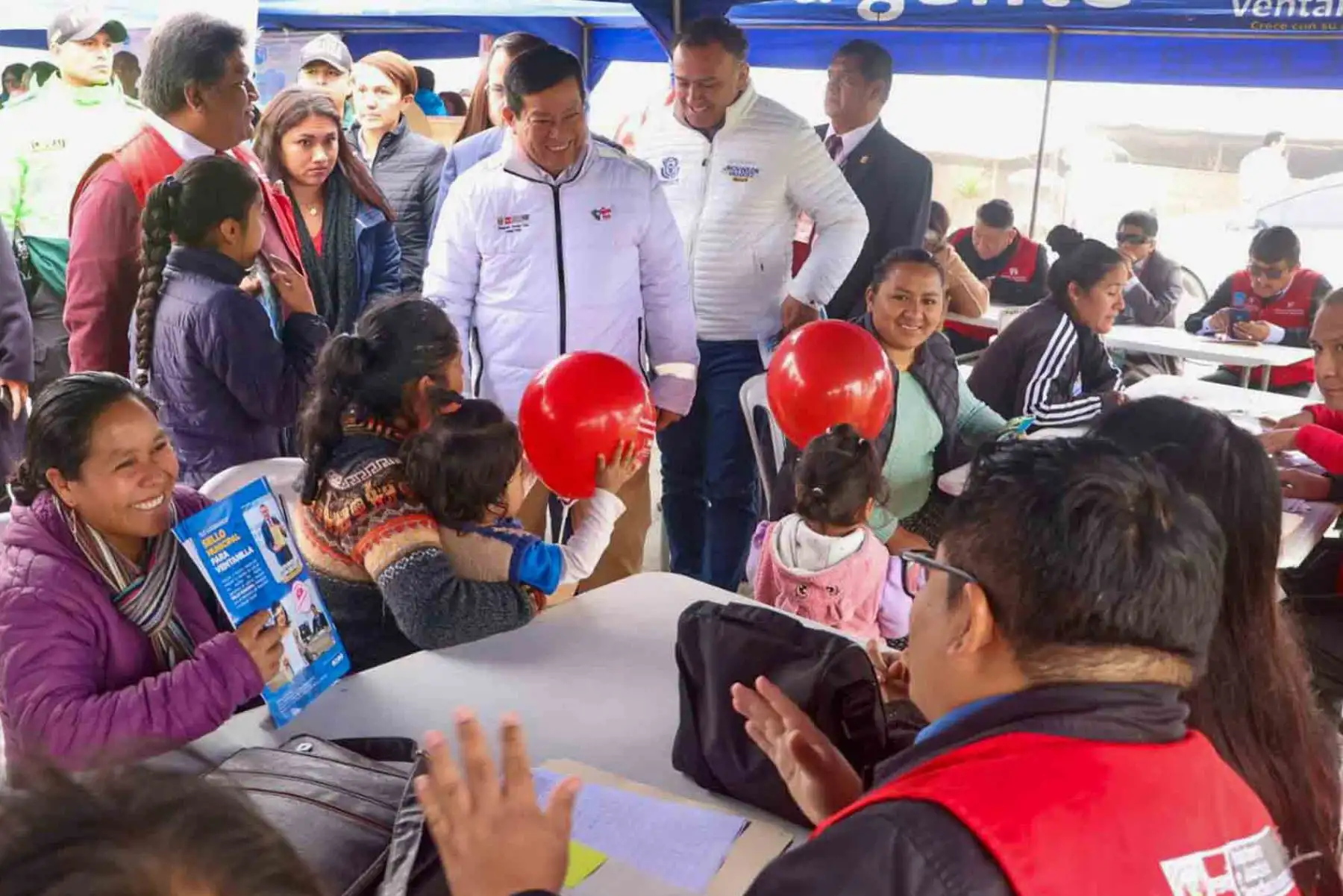 El titular del sector, acompañado del alcalde distrital de Ventanilla, Jhovinson Vásquez, realizó un recorrido por los stands de los diversos servicios, donde se brindó orientación legal gratuita, asesoría registral, emisión de antecedentes judiciales, entre otros. Foto: ANDINA/ MINJUSDH