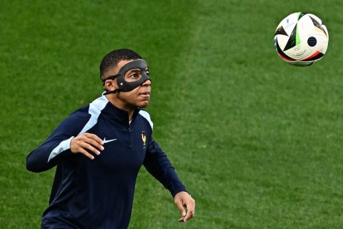 Mbappé se luce con máscara de un solo color como pide la UEFA