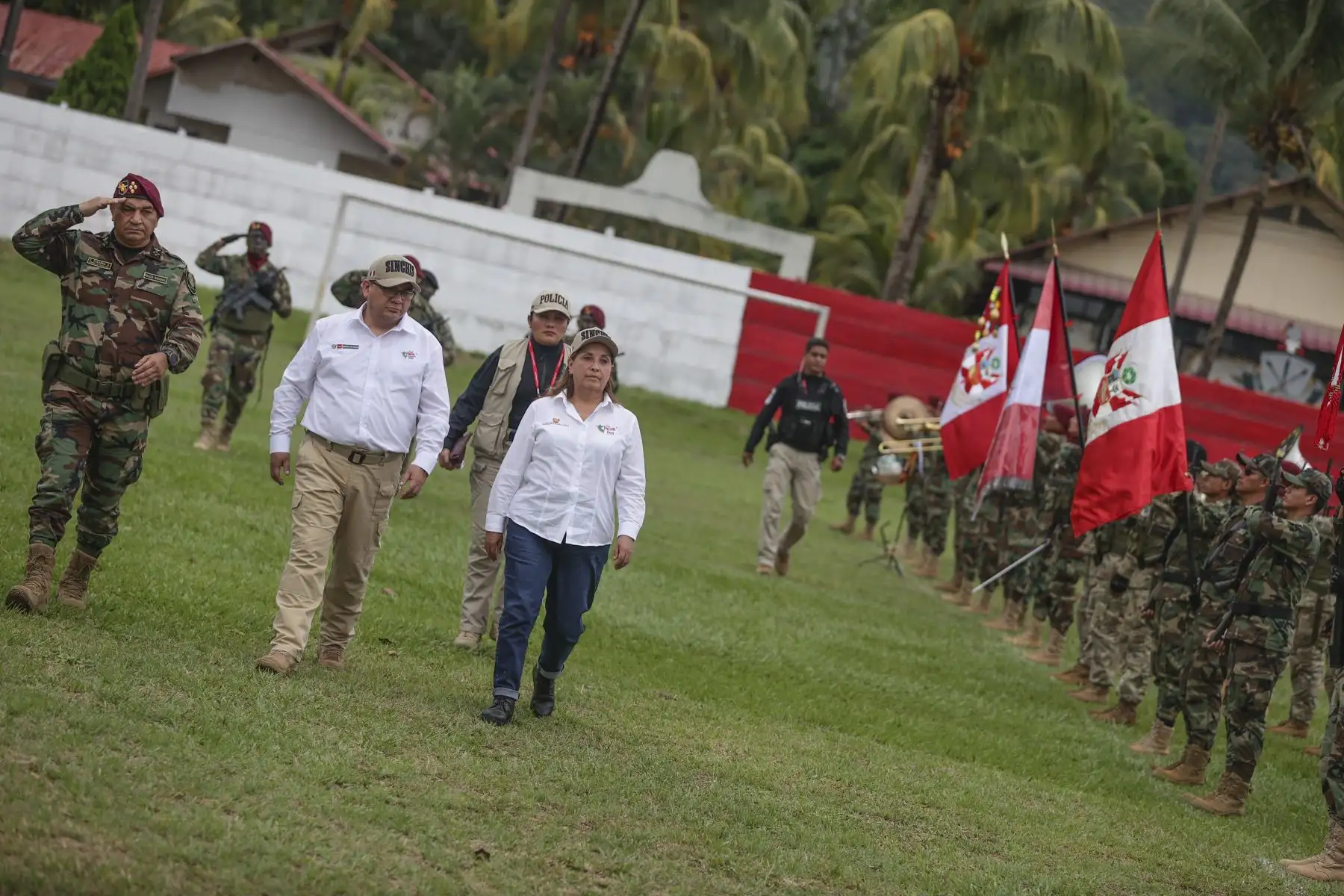 La presidenta de la república, Dina Boluarte, junto con el ministro del Ministerio del Interior del Perú, participa en el 59.° aniversario de la creación de la División de Maniobras Contra el Tráfico Ilícito de Drogas “Los Sinchis” en Mazamari, Junín.
 Foto: ANDINA/Prensa Presidencia