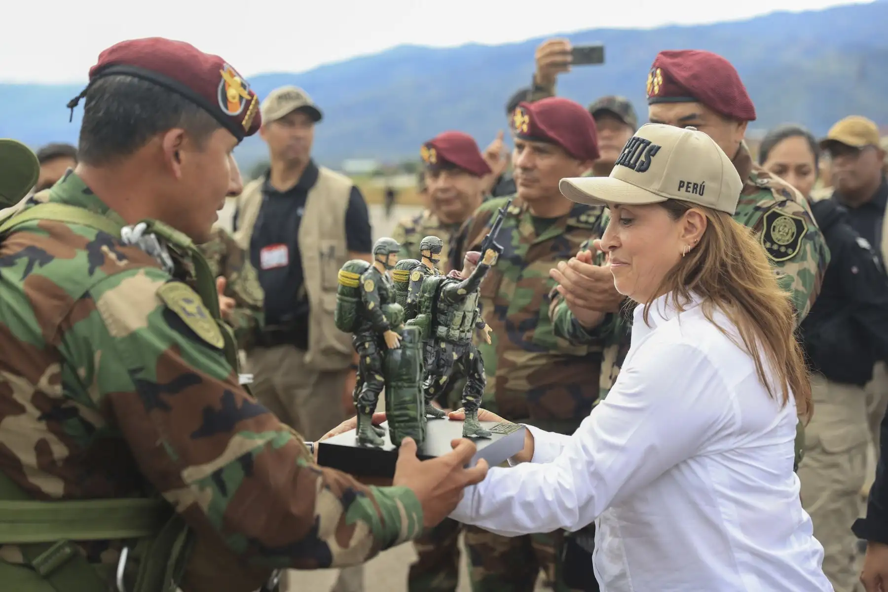 La presidenta de la república, Dina Boluarte, junto con el ministro del Ministerio del Interior del Perú, participa en el 59.° aniversario de la creación de la División de Maniobras Contra el Tráfico Ilícito de Drogas “Los Sinchis” en Mazamari, Junín.
 Foto: ANDINA/Prensa Presidencia