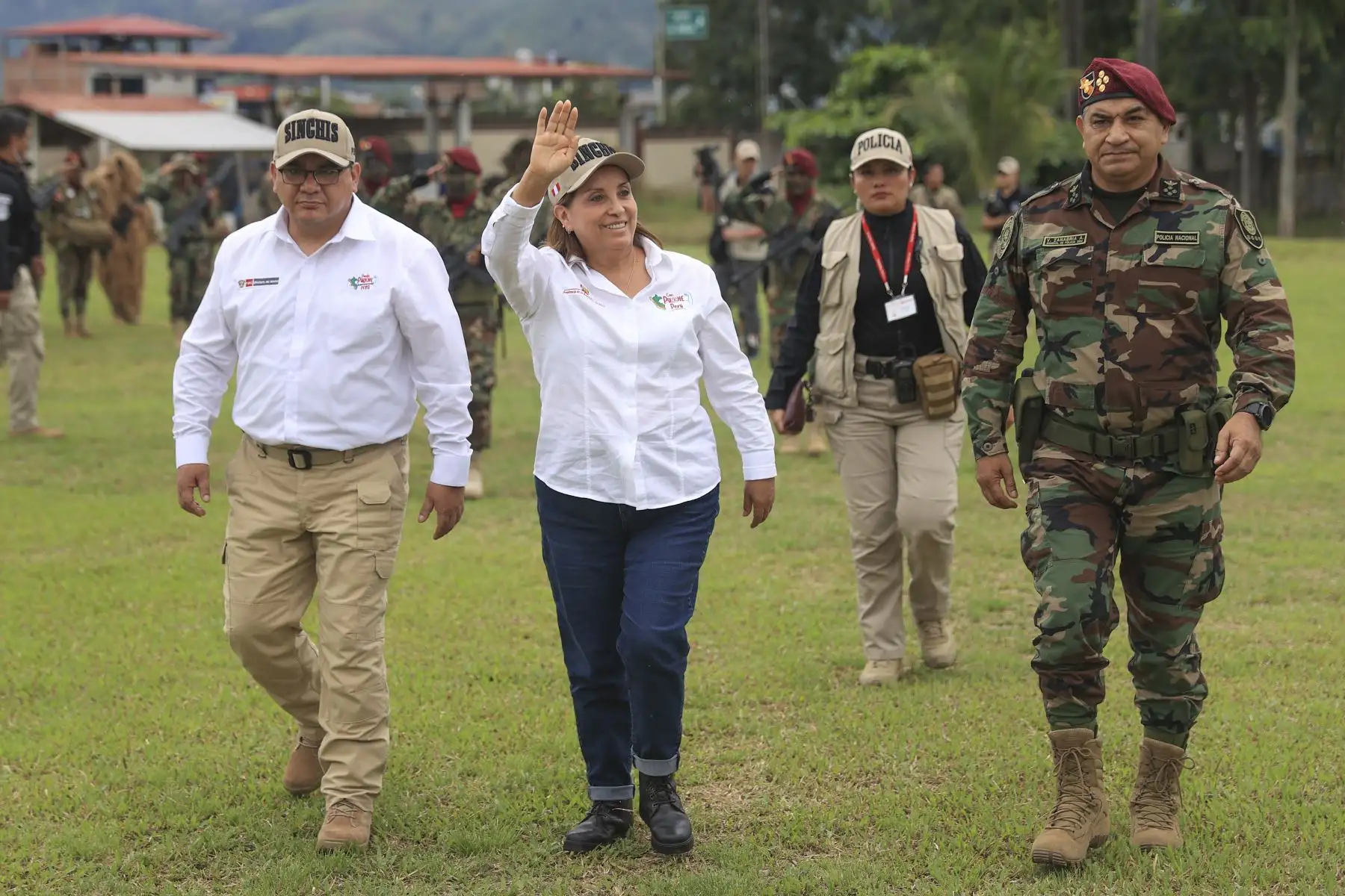 La presidenta de la república, Dina Boluarte, junto con el ministro del Ministerio del Interior del Perú, participa en el 59.° aniversario de la creación de la División de Maniobras Contra el Tráfico Ilícito de Drogas “Los Sinchis” en Mazamari, Junín.
 Foto: ANDINA/Prensa Presidencia