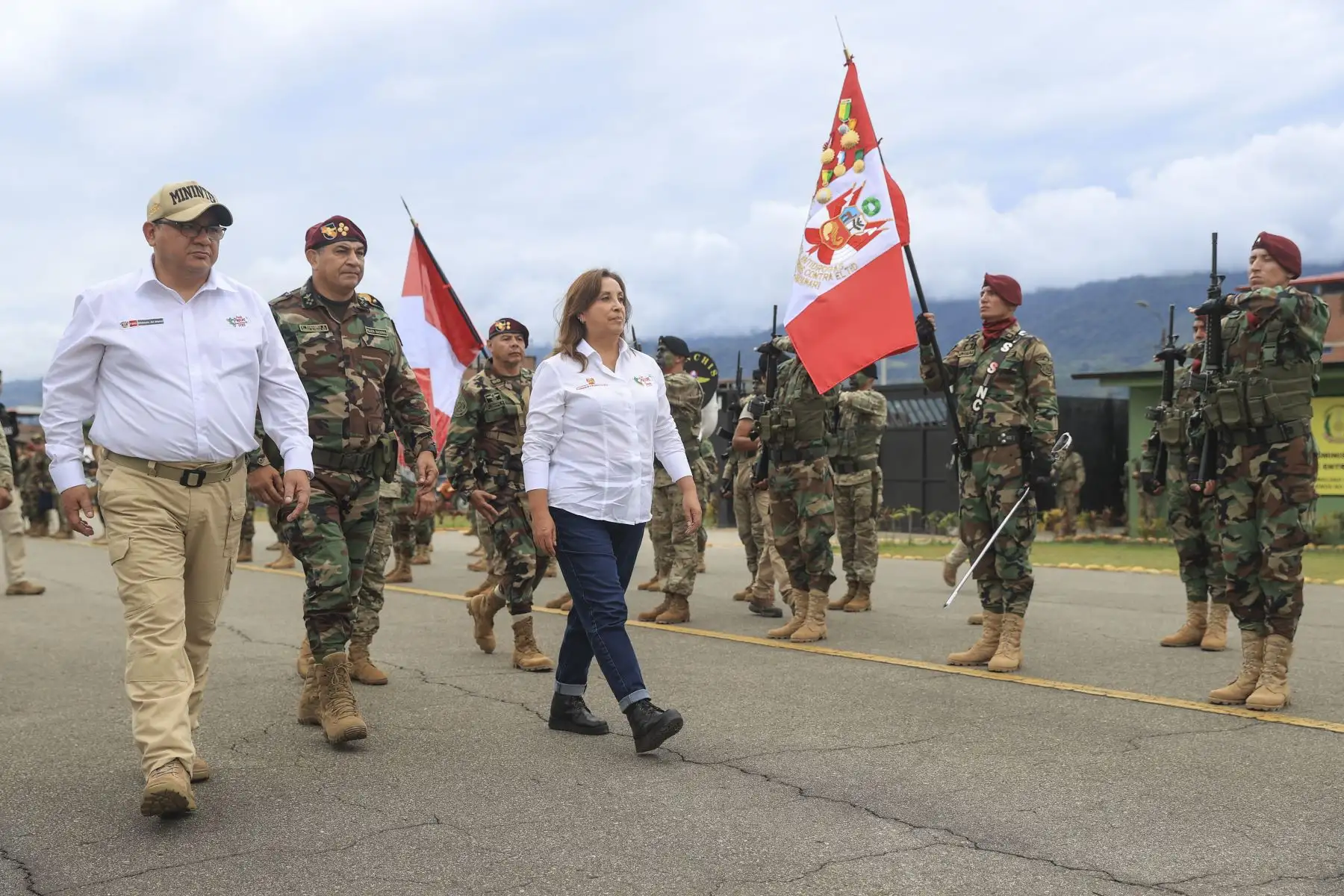 La presidenta de la república, Dina Boluarte, junto con el ministro del Ministerio del Interior del Perú, participa en el 59.° aniversario de la creación de la División de Maniobras Contra el Tráfico Ilícito de Drogas “Los Sinchis” en Mazamari, Junín.
 Foto: ANDINA/Prensa Presidencia