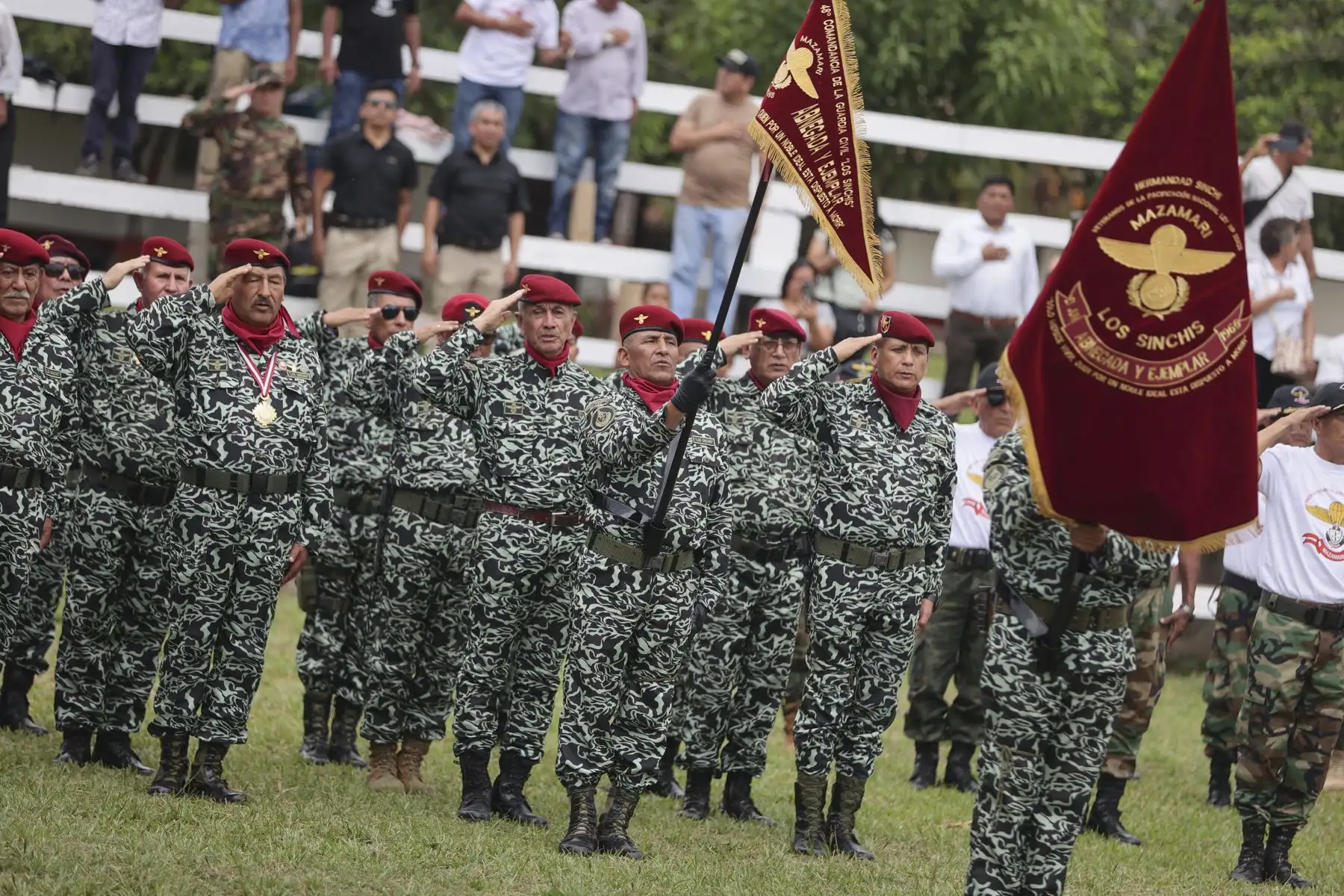 La presidenta de la república, Dina Boluarte, junto con el ministro del Ministerio del Interior del Perú, participa en el 59.° aniversario de la creación de la División de Maniobras Contra el Tráfico Ilícito de Drogas “Los Sinchis” en Mazamari, Junín.
 Foto: ANDINA/Prensa Presidencia
