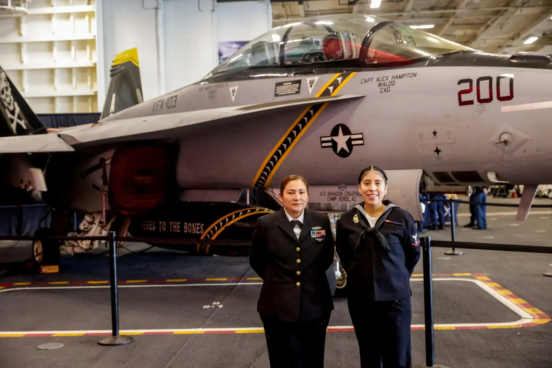 La odontóloga peruana Verónica Otero forma parte de la tripulación del portaaviones George Washington de EE.UU. que se encuentra en el Callao. Al lado de ella, Virginia Borja Durand, ambas tripulantes del inmenso portaviones. Foto: ANDINA/Luis Iparraguirre