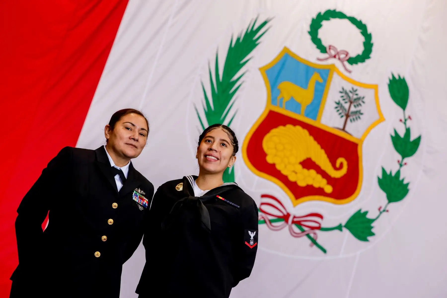La odontóloga peruana Verónica Otero forma parte de la tripulación del portaaviones George Washington de EE.UU. que se encuentra en el Callao. Al lado de ella, Virginia Borja Durand, ambas tripulantes del inmenso portaviones. Foto: ANDINA/Luis Iparraguirre