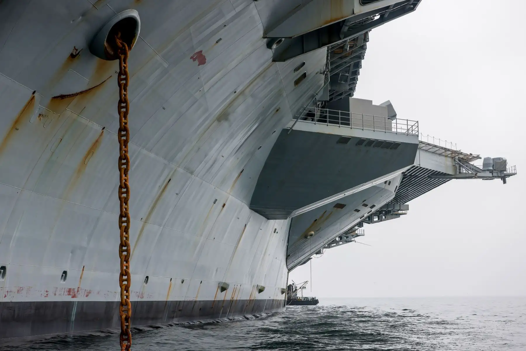 Con una eslora de 333 metros y una capacidad para albergar a más de 5,000 tripulantes, esta nave es un símbolo de poderío y cooperación naval. Foto: ANDINA/Luis Iparraguirre
