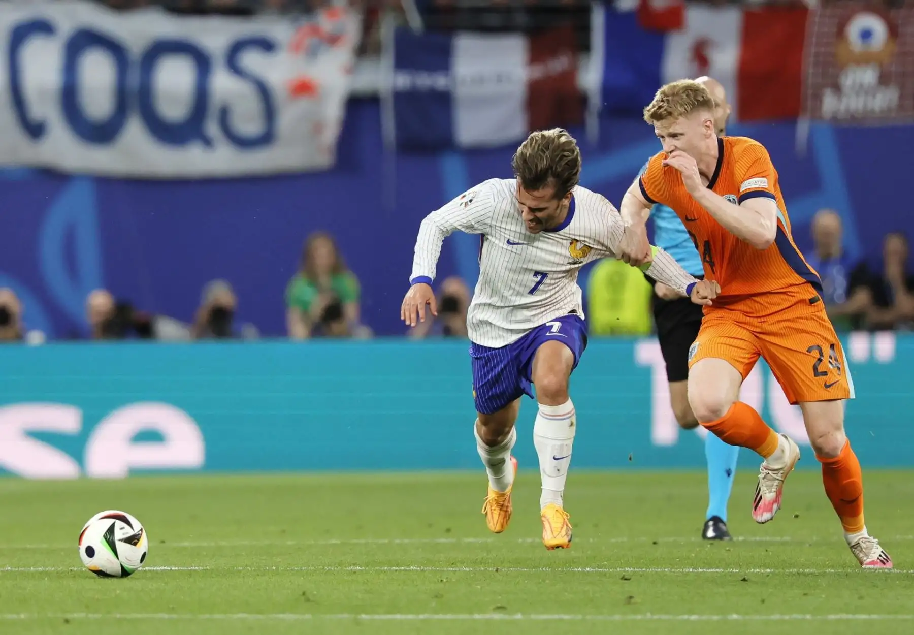 Antoine Griezmann de Francia y Jerdy Schouten de Holanda en acción durante el partido de fútbol del Grupo D de la UEFA EURO 2024 entre Holanda y Francia. Foto: EFE