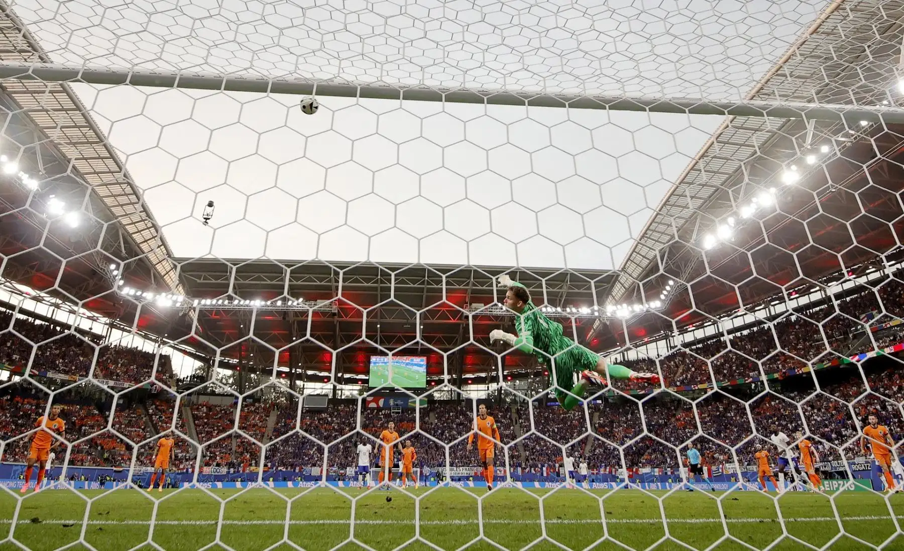 El portero Bart Verbruggen de Holanda en acción durante el partido de fútbol del Grupo D de la UEFA EURO 2024 entre Holanda y Francia. EFE