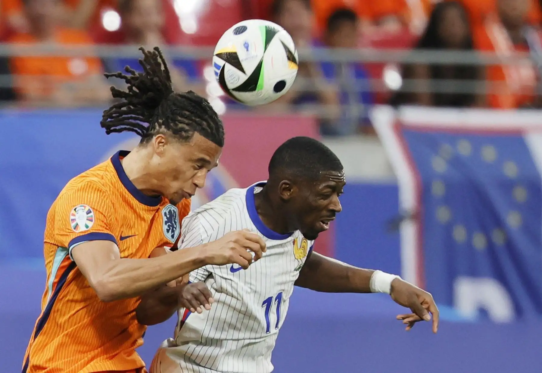 Nathan Ake de Holanda en acción con Ousmane Dembele de Francia durante el partido de fútbol del Grupo D de la UEFA EURO 2024 entre Holanda y Francia, en Leipzig, Alemania. EFE