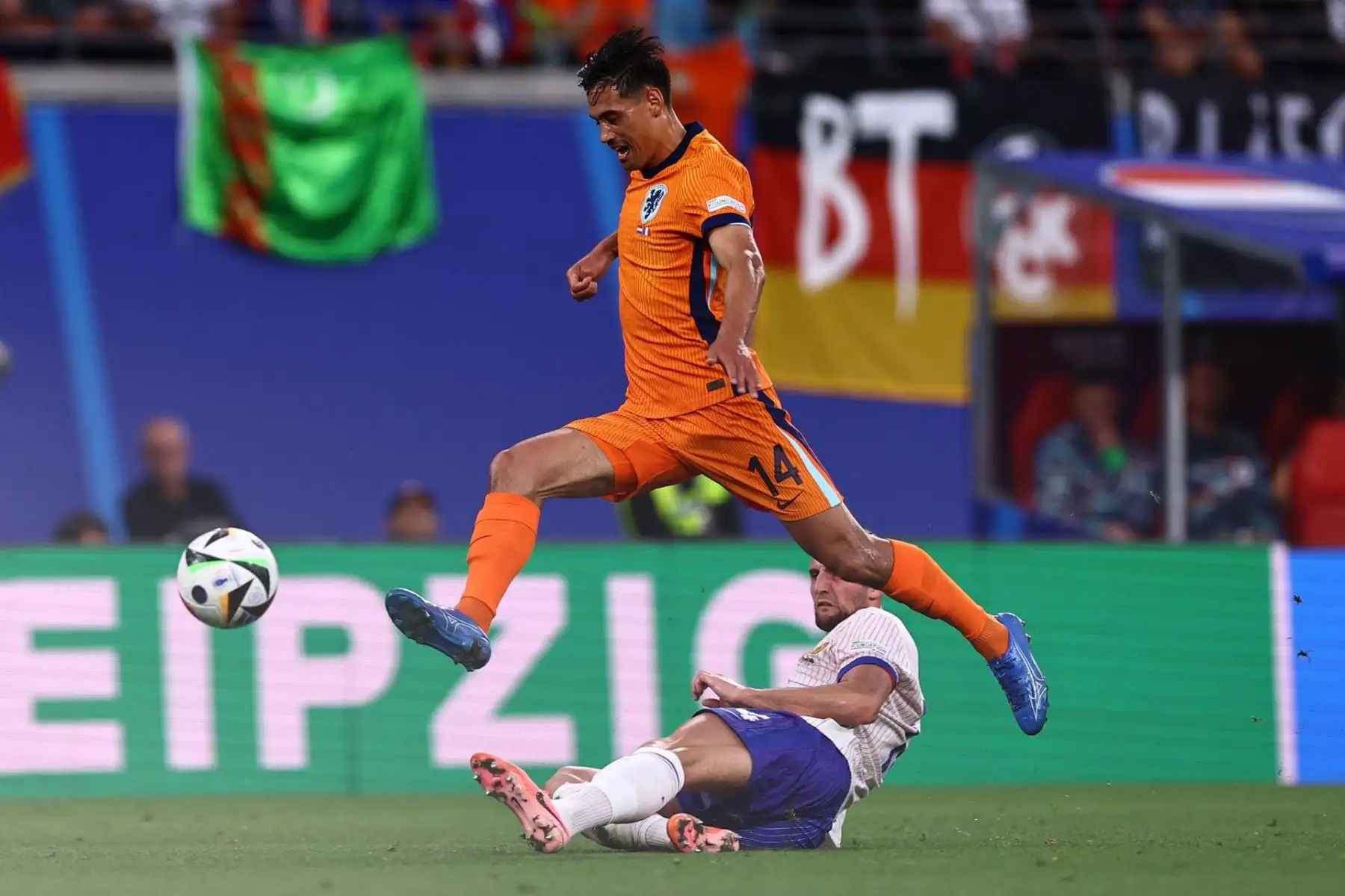 Tijjani Reijnders de Holanda en acción durante el partido de fútbol del Grupo D de la UEFA EURO 2024 entre Holanda y Francia. EFE