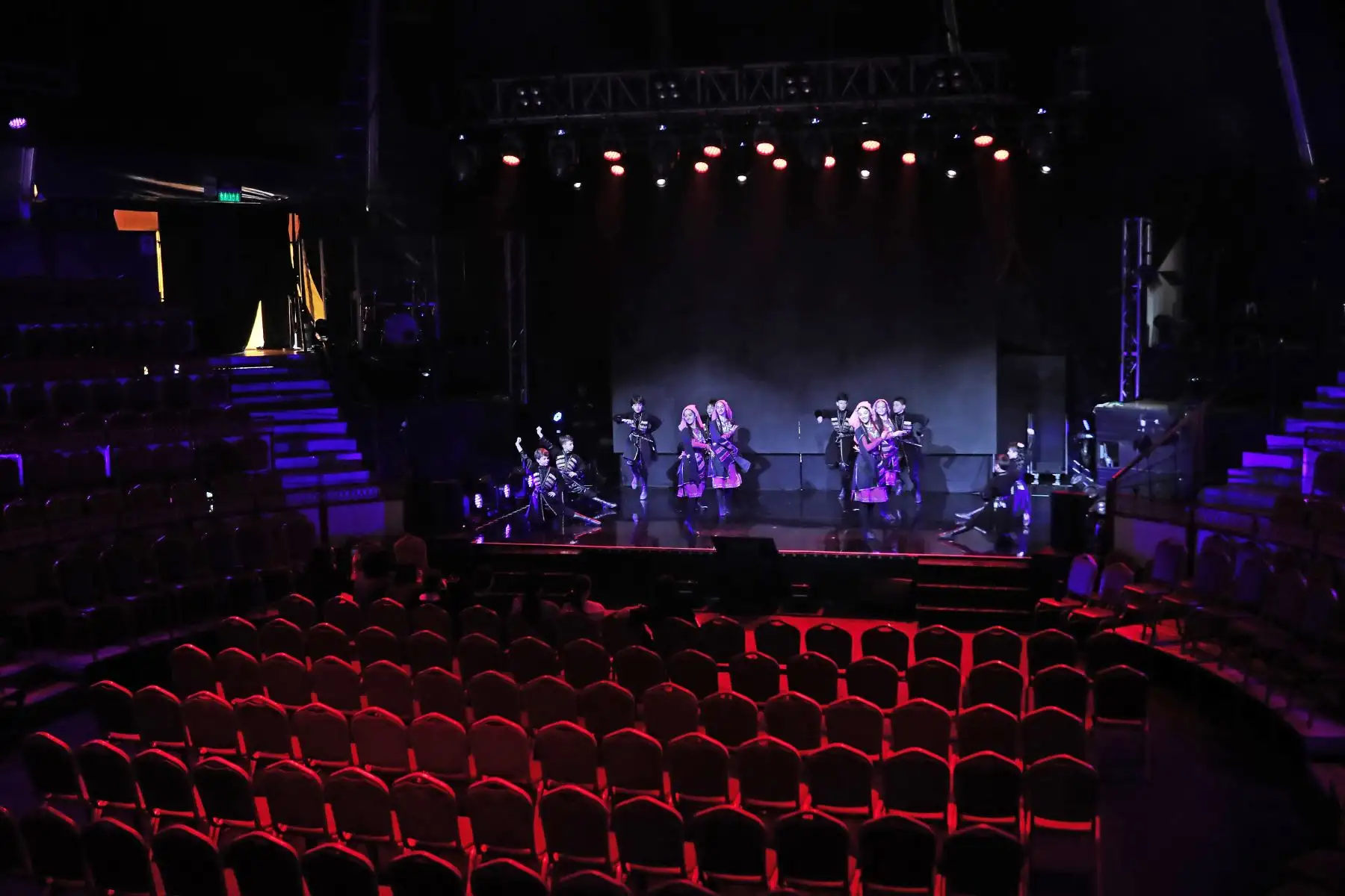 Presentación de "Los Niños Virtuosos del Cáucaso", una puesta en escena del Ballet Nacional de Georgia que reúne a un promedio de 30 niños y adolescentes con increíbles bailes y acrobacias. Se presentarán el sábado 22 y domingo 23 de junio en el Gran Teatro Nacional.
Foto: ANDINA/Connie Calderon