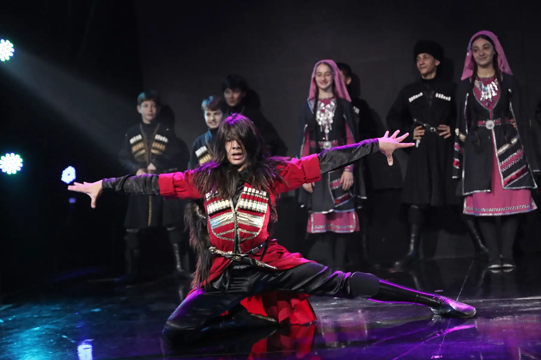 Presentación de "Los Niños Virtuosos del Cáucaso", una puesta en escena del Ballet Nacional de Georgia que reúne a un promedio de 30 niños y adolescentes con increíbles bailes y acrobacias. Se presentarán el sábado 22 y domingo 23 de junio en el Gran Teatro Nacional.
Foto: ANDINA/Connie Calderon